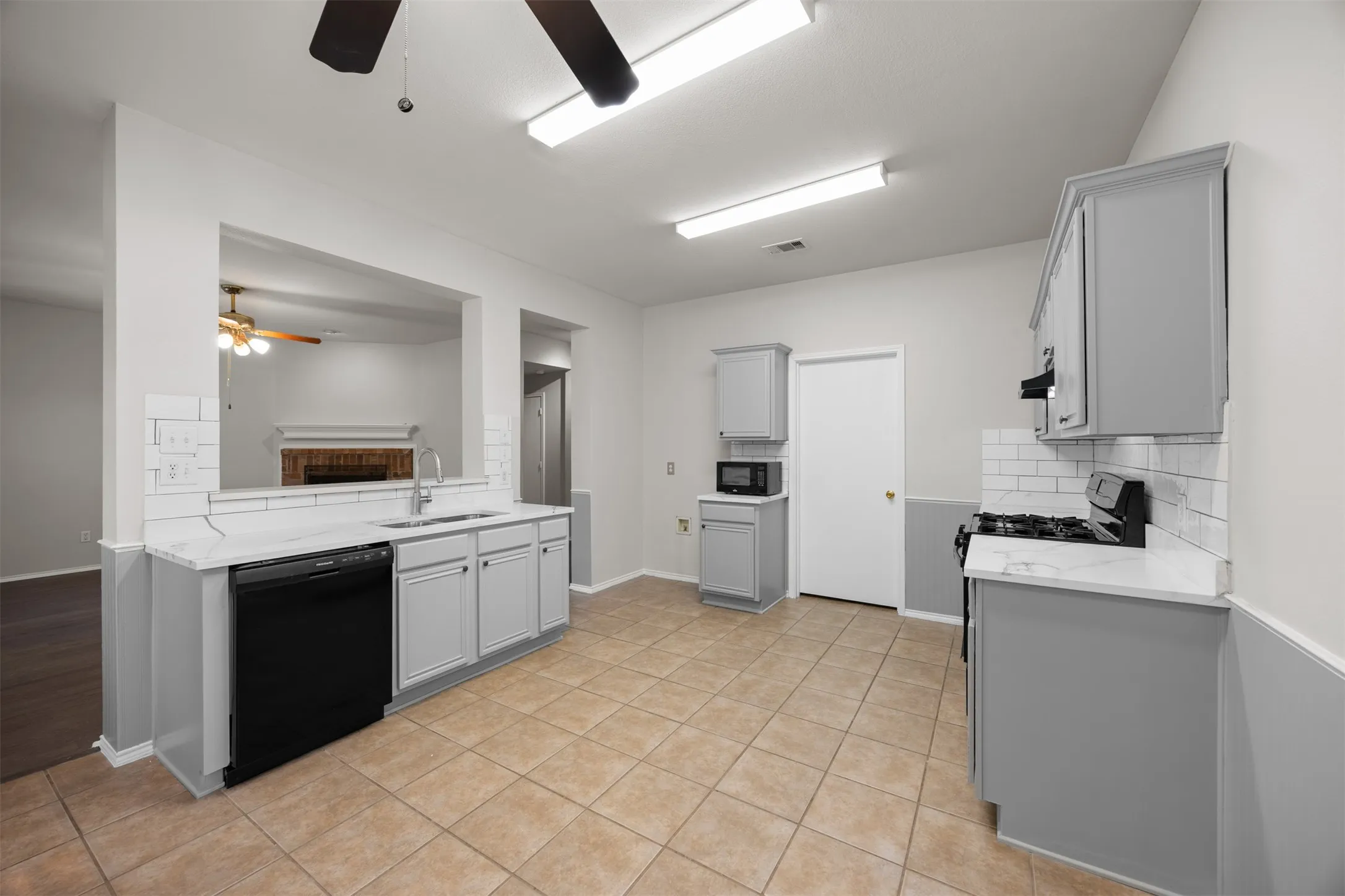 Single Family Residence For Rent in Collin County , 1100 Chesterfield Drive, Mc Kinney, Texas 75071, 3 Bedroom, 3 Bathroom, 2 Garage spaces, 2,176 Sqft, built in 2003, mls#21395516, Real Estate Agent in Mc Kinney, Homes For Rent in Collin county, Homes For Rent in Mc Kinney, Realtor in Mc Kinney Texas, Real Estate Brokerage Independent Realty Texas, Luminita Cordes Realtor