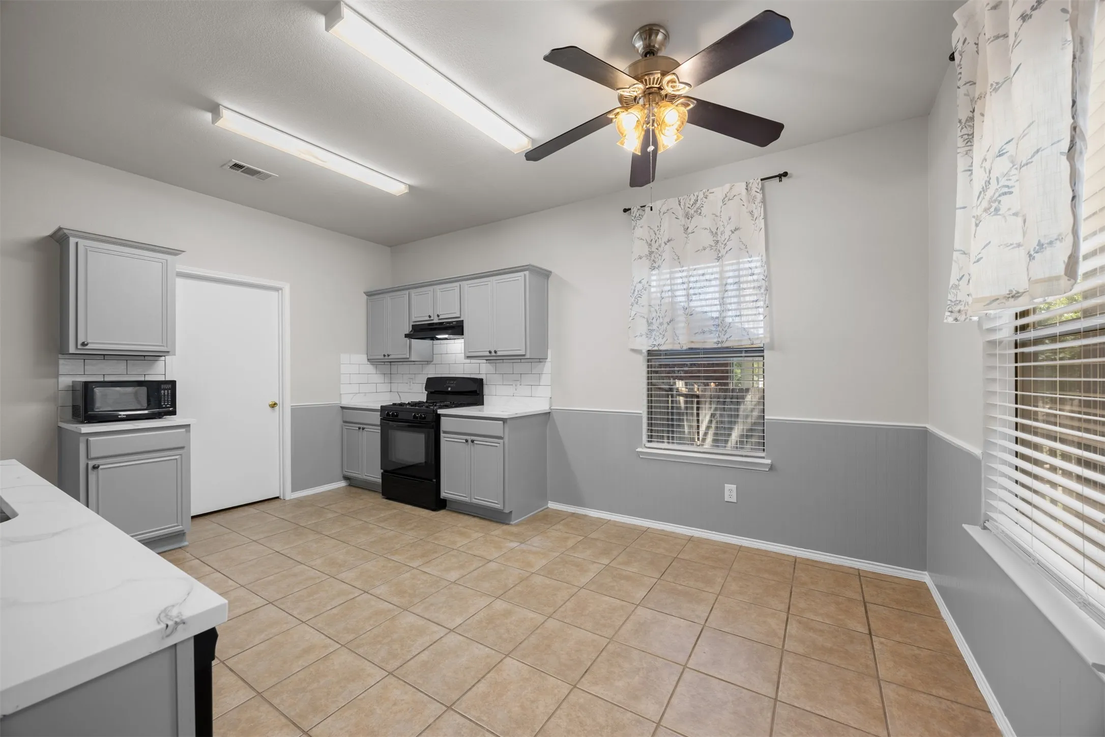 Single Family Residence For Rent in Collin County , 1100 Chesterfield Drive, Mc Kinney, Texas 75071, 3 Bedroom, 3 Bathroom, 2 Garage spaces, 2,176 Sqft, built in 2003, mls#21395516, Real Estate Agent in Mc Kinney, Homes For Rent in Collin county, Homes For Rent in Mc Kinney, Realtor in Mc Kinney Texas, Real Estate Brokerage Independent Realty Texas, Luminita Cordes Realtor