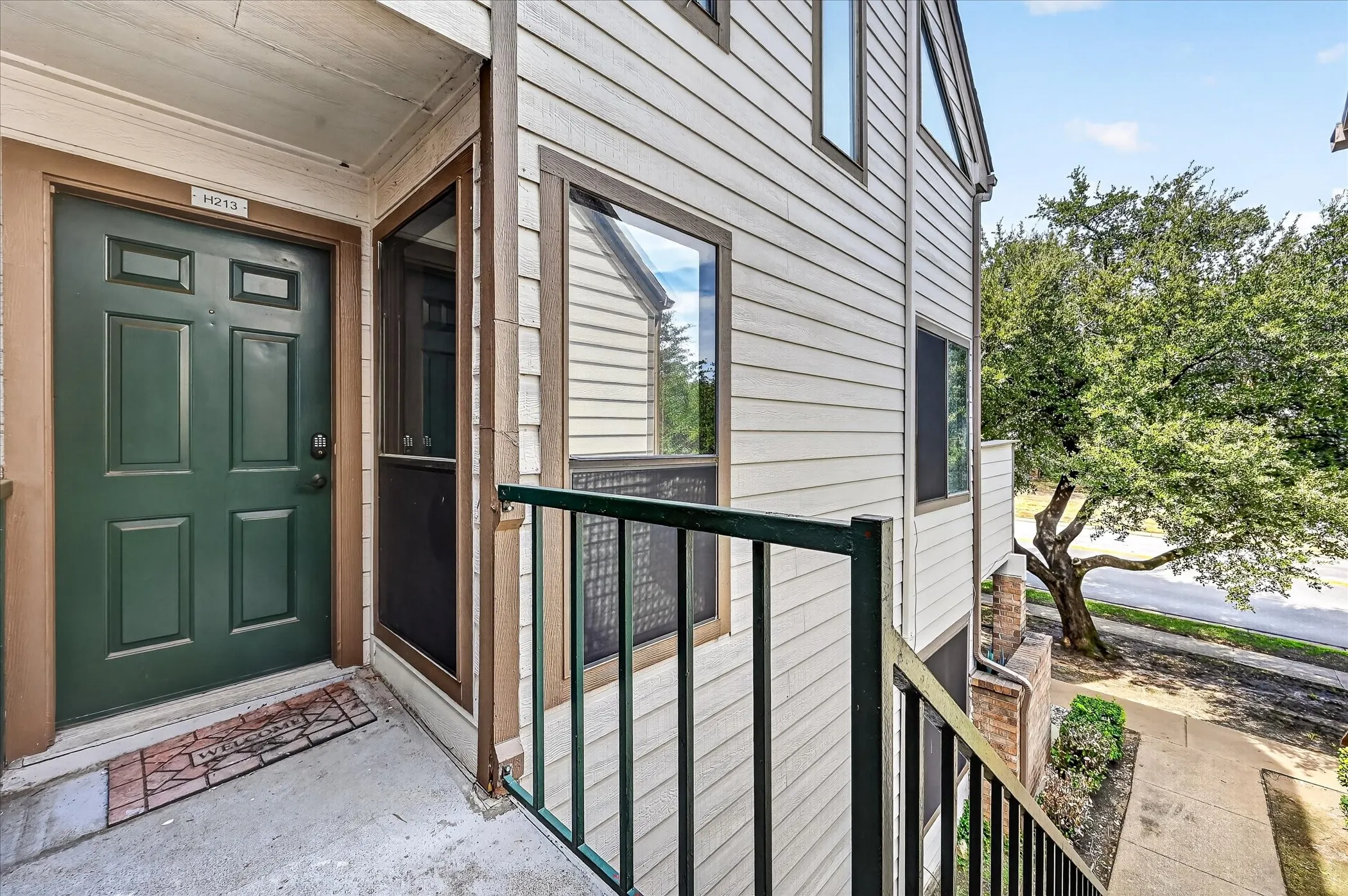 Condominium For Sale in Tarrant County , 2311 Balsam Drive H213, Arlington, Texas 76006, 1 Bedroom, 1 Bathroom, Garage spaces, 774 Sqft, built in 1981, mls#21397725, Real Estate Agent in Arlington, Homes For Sale in Tarrant county, Homes For Sale in Arlington, Realtor in Arlington Texas, Real Estate Brokerage Independent Realty Texas, Luminita Cordes Realtor
