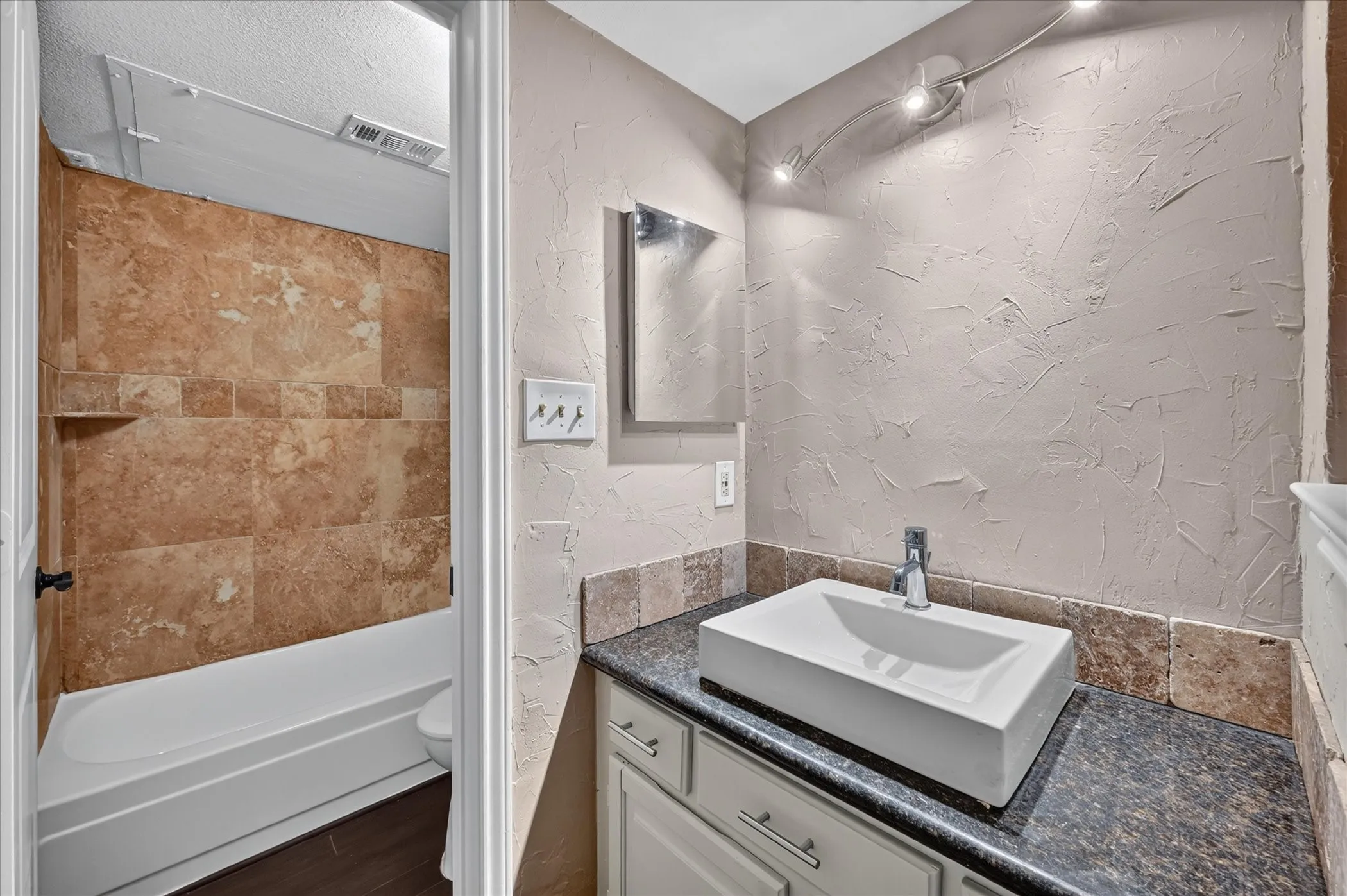 Condominium For Sale in Tarrant County , 2311 Balsam Drive H213, Arlington, Texas 76006, 1 Bedroom, 1 Bathroom, Garage spaces, 774 Sqft, built in 1981, mls#21397725, Real Estate Agent in Arlington, Homes For Sale in Tarrant county, Homes For Sale in Arlington, Realtor in Arlington Texas, Real Estate Brokerage Independent Realty Texas, Luminita Cordes Realtor