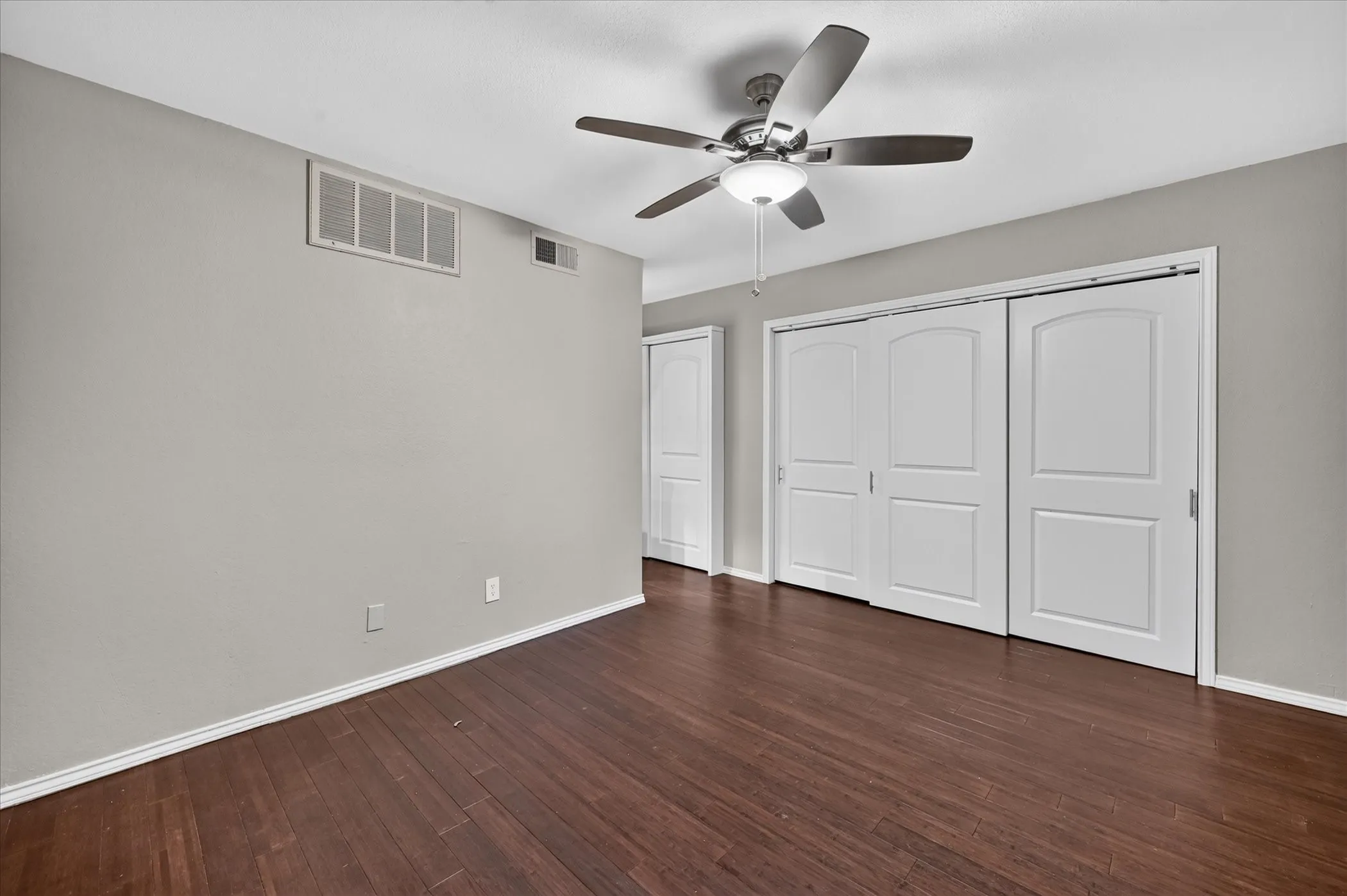Condominium For Sale in Tarrant County , 2311 Balsam Drive H213, Arlington, Texas 76006, 1 Bedroom, 1 Bathroom, Garage spaces, 774 Sqft, built in 1981, mls#21397725, Real Estate Agent in Arlington, Homes For Sale in Tarrant county, Homes For Sale in Arlington, Realtor in Arlington Texas, Real Estate Brokerage Independent Realty Texas, Luminita Cordes Realtor