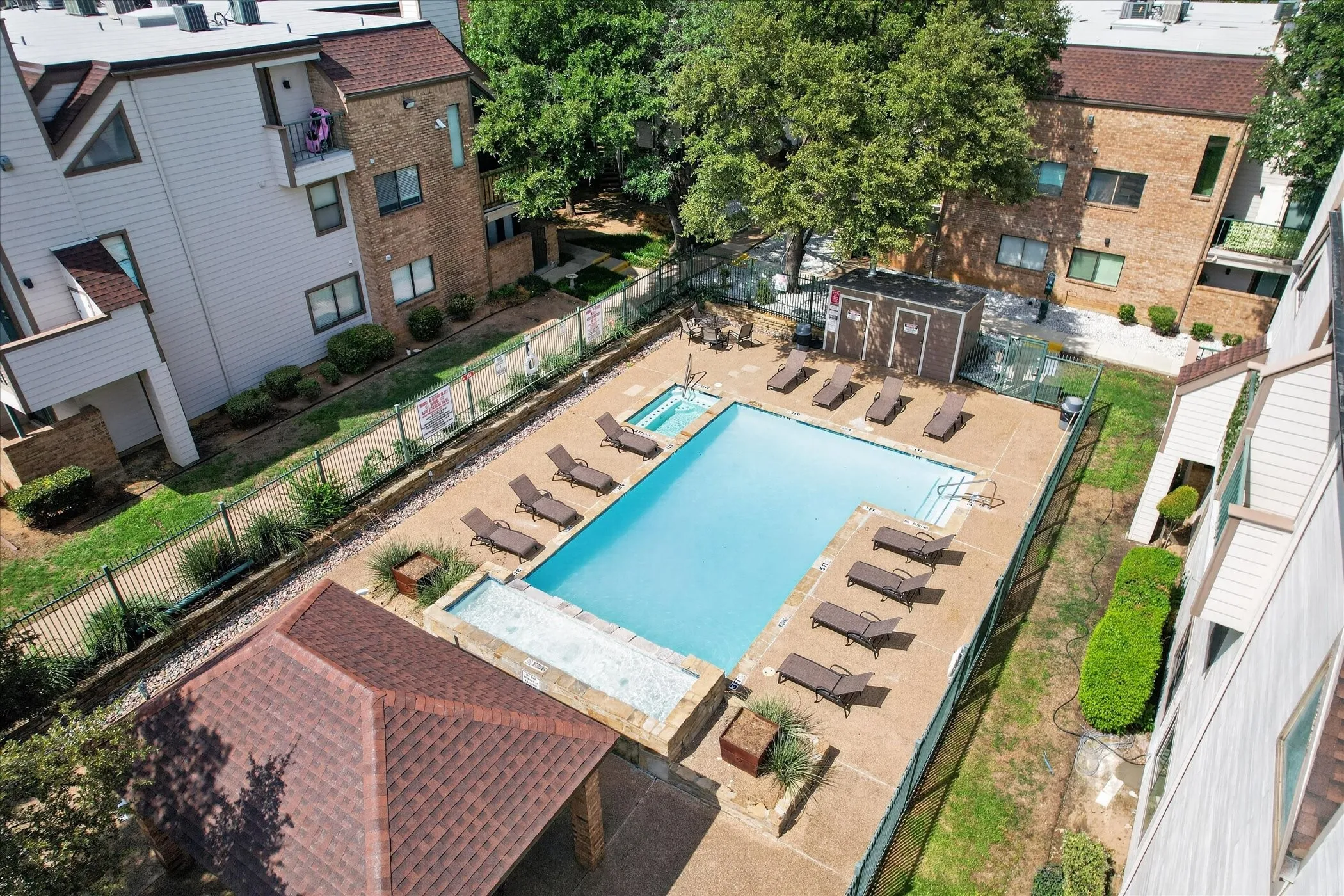Condominium For Sale in Tarrant County , 2311 Balsam Drive H213, Arlington, Texas 76006, 1 Bedroom, 1 Bathroom, Garage spaces, 774 Sqft, built in 1981, mls#21397725, Real Estate Agent in Arlington, Homes For Sale in Tarrant county, Homes For Sale in Arlington, Realtor in Arlington Texas, Real Estate Brokerage Independent Realty Texas, Luminita Cordes Realtor