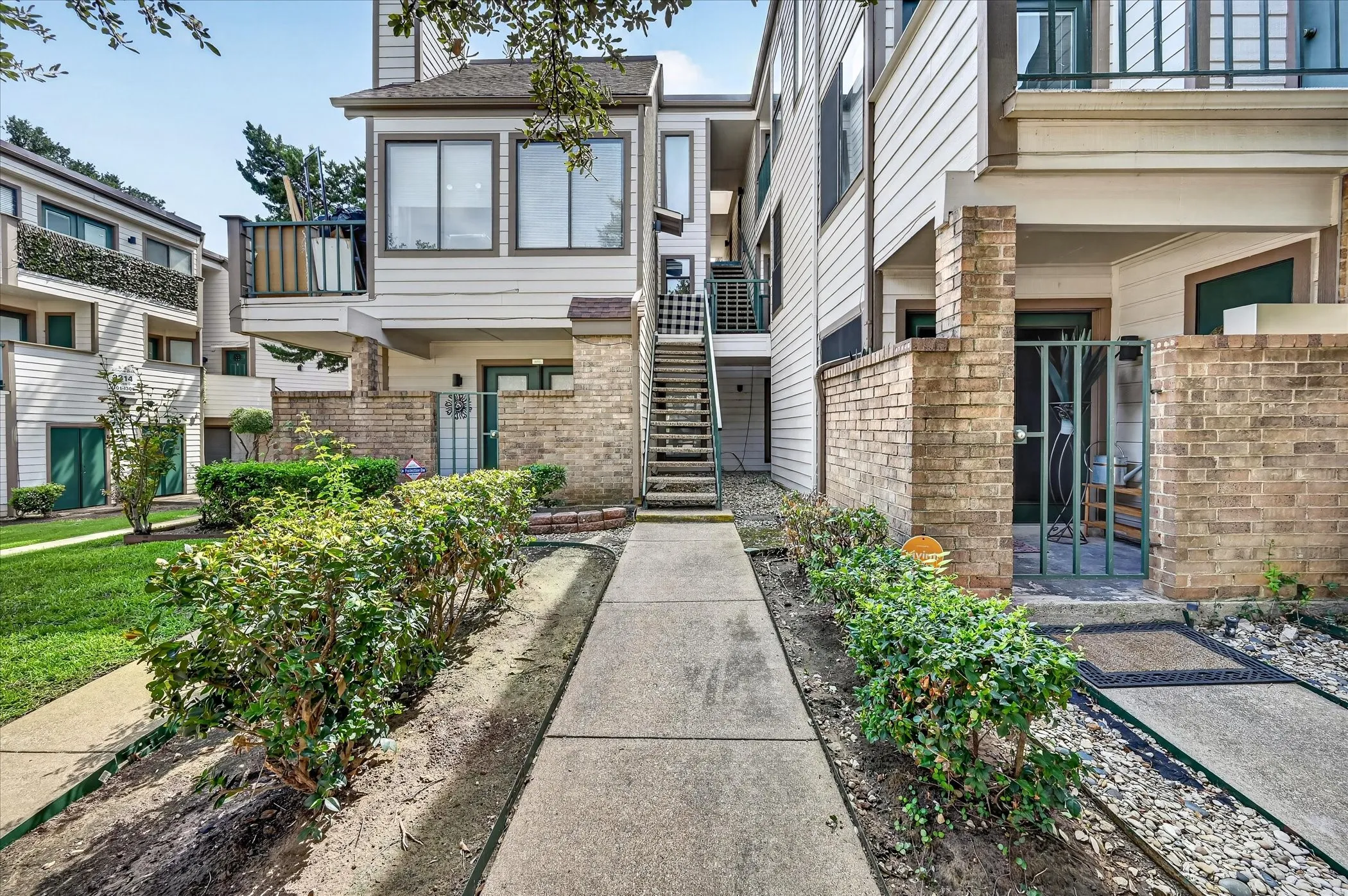 Condominium For Sale in Tarrant County , 2311 Balsam Drive H213, Arlington, Texas 76006, 1 Bedroom, 1 Bathroom, Garage spaces, 774 Sqft, built in 1981, mls#21397725, Real Estate Agent in Arlington, Homes For Sale in Tarrant county, Homes For Sale in Arlington, Realtor in Arlington Texas, Real Estate Brokerage Independent Realty Texas, Luminita Cordes Realtor
