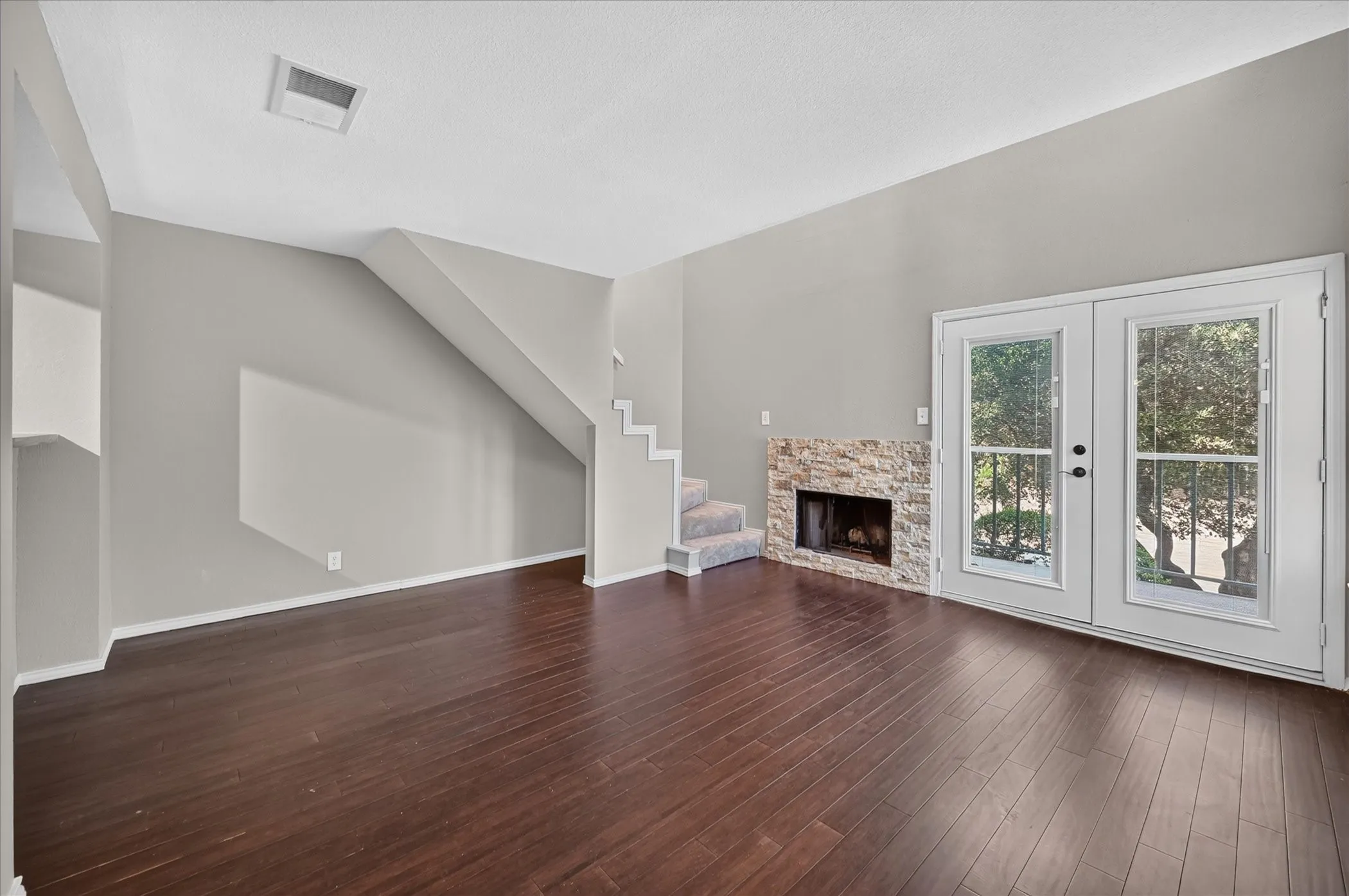 Condominium For Sale in Tarrant County , 2311 Balsam Drive H213, Arlington, Texas 76006, 1 Bedroom, 1 Bathroom, Garage spaces, 774 Sqft, built in 1981, mls#21397725, Real Estate Agent in Arlington, Homes For Sale in Tarrant county, Homes For Sale in Arlington, Realtor in Arlington Texas, Real Estate Brokerage Independent Realty Texas, Luminita Cordes Realtor