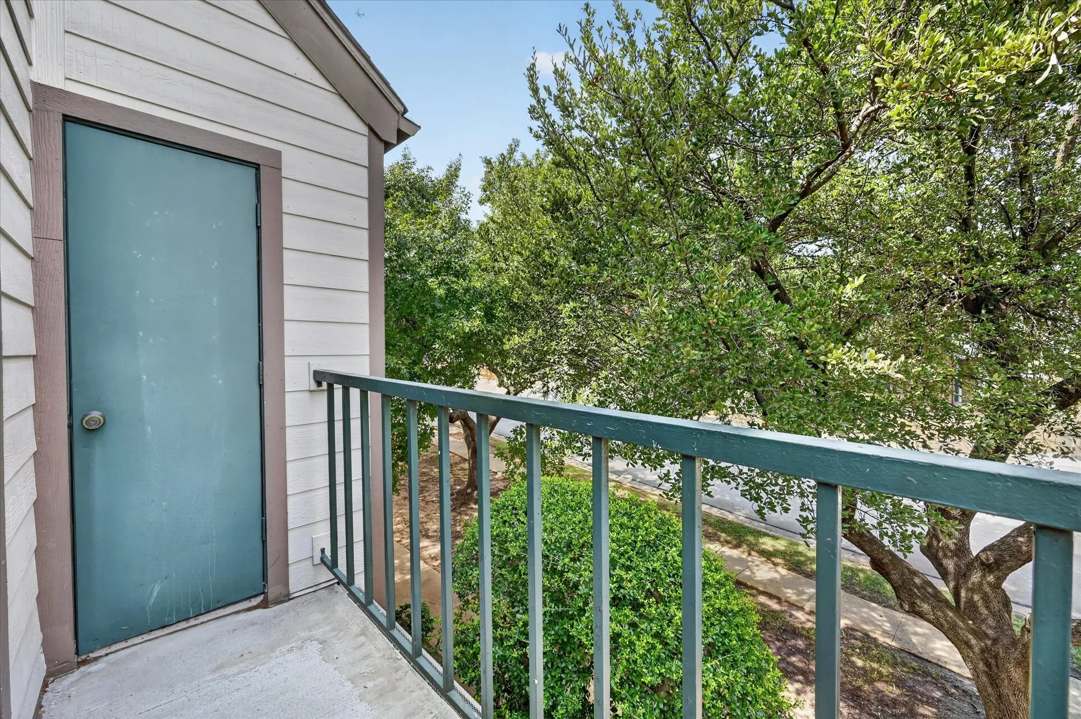 Condominium For Sale in Tarrant County , 2311 Balsam Drive H213, Arlington, Texas 76006, 1 Bedroom, 1 Bathroom, Garage spaces, 774 Sqft, built in 1981, mls#21397725, Real Estate Agent in Arlington, Homes For Sale in Tarrant county, Homes For Sale in Arlington, Realtor in Arlington Texas, Real Estate Brokerage Independent Realty Texas, Luminita Cordes Realtor