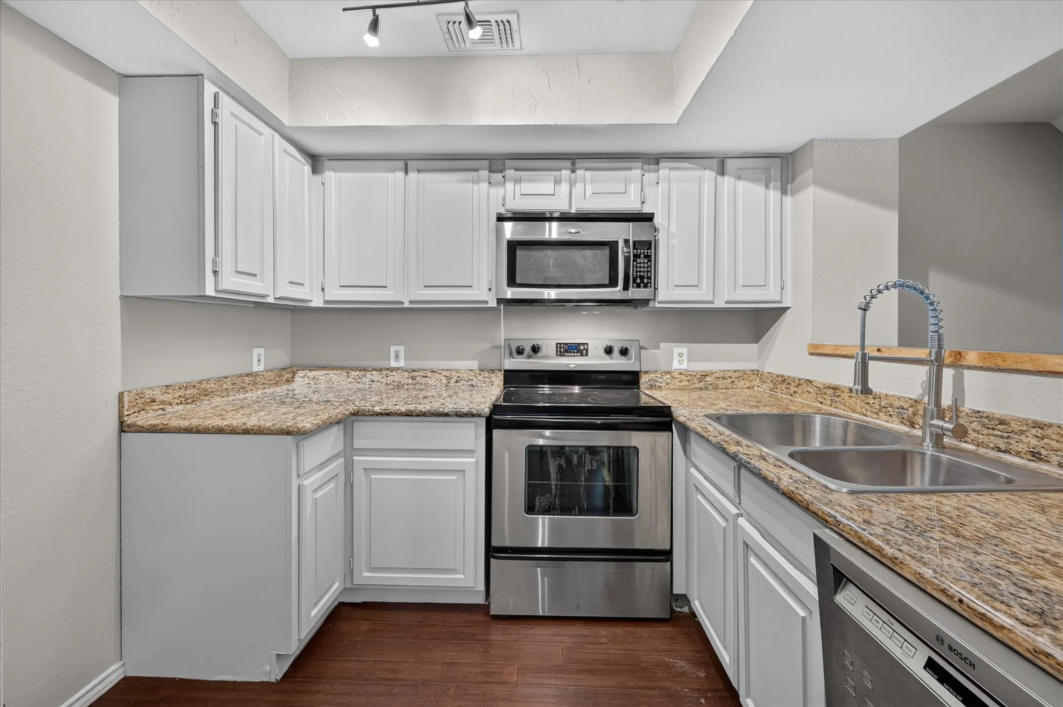 Condominium For Sale in Tarrant County , 2311 Balsam Drive H213, Arlington, Texas 76006, 1 Bedroom, 1 Bathroom, Garage spaces, 774 Sqft, built in 1981, mls#21397725, Real Estate Agent in Arlington, Homes For Sale in Tarrant county, Homes For Sale in Arlington, Realtor in Arlington Texas, Real Estate Brokerage Independent Realty Texas, Luminita Cordes Realtor