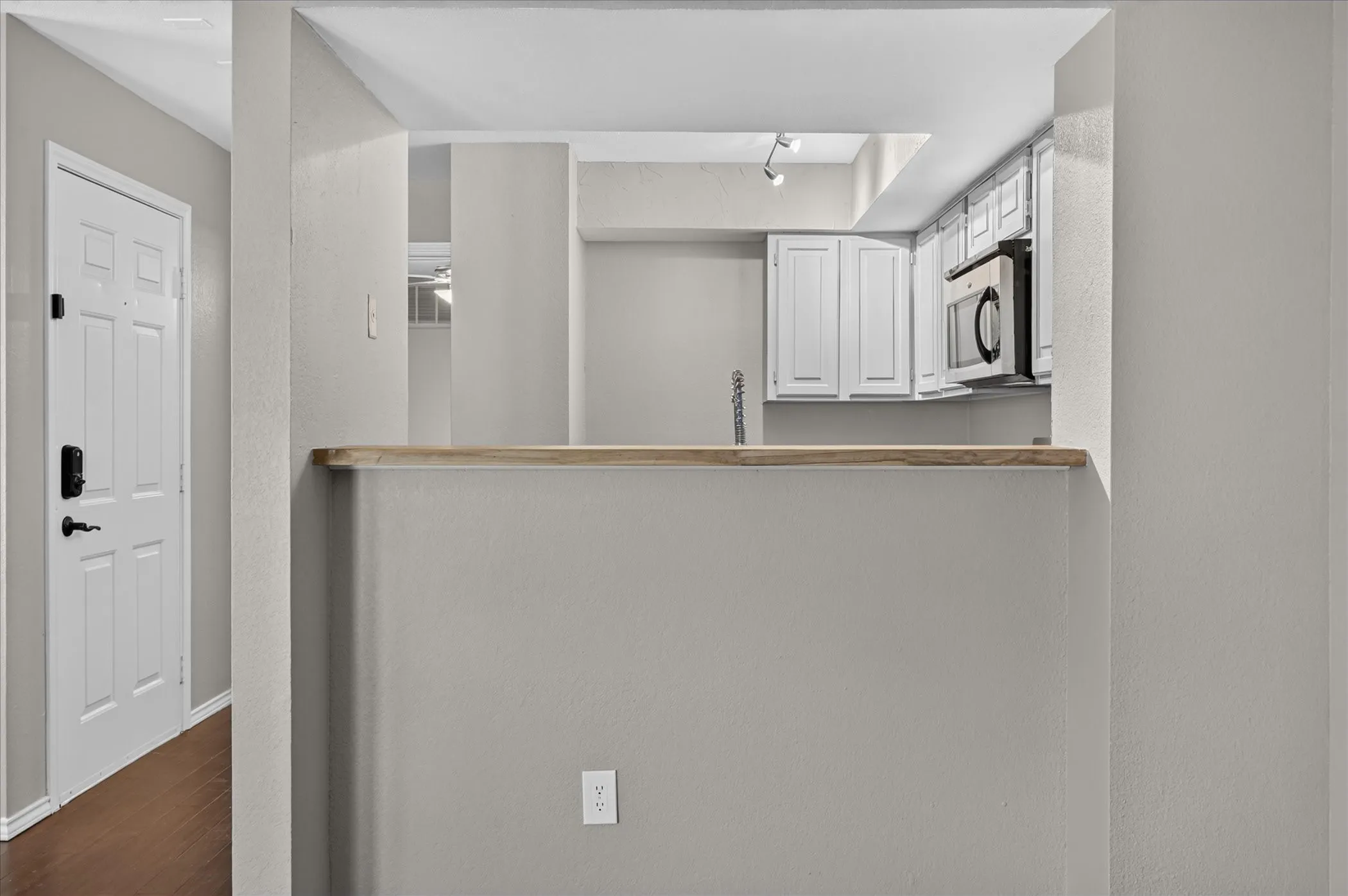 Condominium For Sale in Tarrant County , 2311 Balsam Drive H213, Arlington, Texas 76006, 1 Bedroom, 1 Bathroom, Garage spaces, 774 Sqft, built in 1981, mls#21397725, Real Estate Agent in Arlington, Homes For Sale in Tarrant county, Homes For Sale in Arlington, Realtor in Arlington Texas, Real Estate Brokerage Independent Realty Texas, Luminita Cordes Realtor