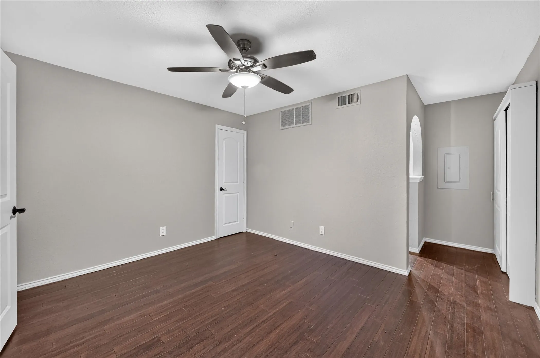 Condominium For Sale in Tarrant County , 2311 Balsam Drive H213, Arlington, Texas 76006, 1 Bedroom, 1 Bathroom, Garage spaces, 774 Sqft, built in 1981, mls#21397725, Real Estate Agent in Arlington, Homes For Sale in Tarrant county, Homes For Sale in Arlington, Realtor in Arlington Texas, Real Estate Brokerage Independent Realty Texas, Luminita Cordes Realtor