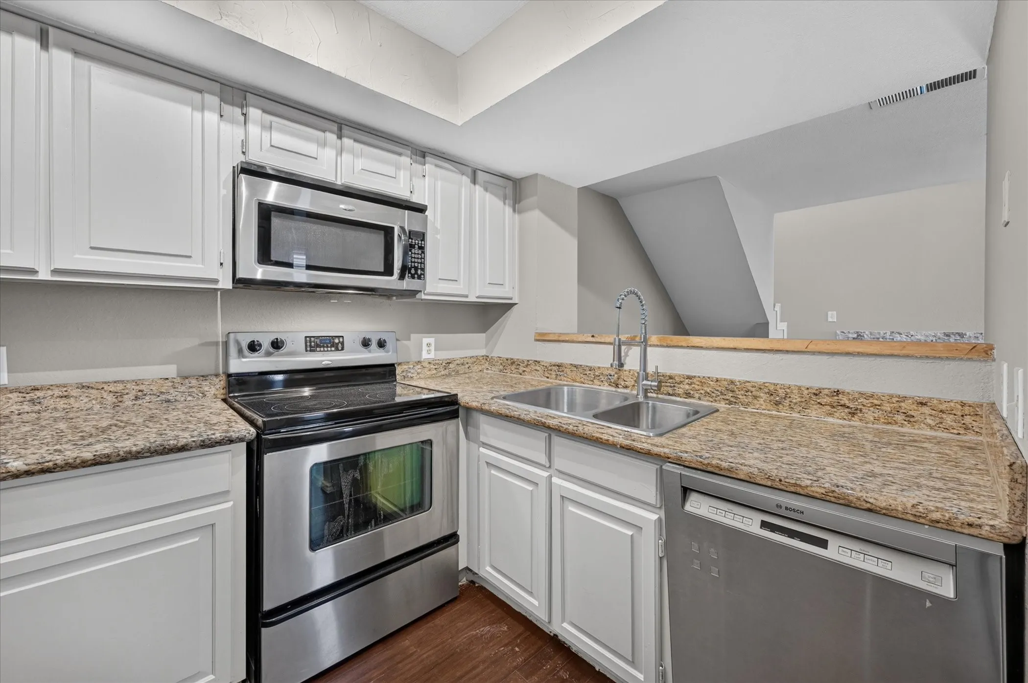 Condominium For Sale in Tarrant County , 2311 Balsam Drive H213, Arlington, Texas 76006, 1 Bedroom, 1 Bathroom, Garage spaces, 774 Sqft, built in 1981, mls#21397725, Real Estate Agent in Arlington, Homes For Sale in Tarrant county, Homes For Sale in Arlington, Realtor in Arlington Texas, Real Estate Brokerage Independent Realty Texas, Luminita Cordes Realtor