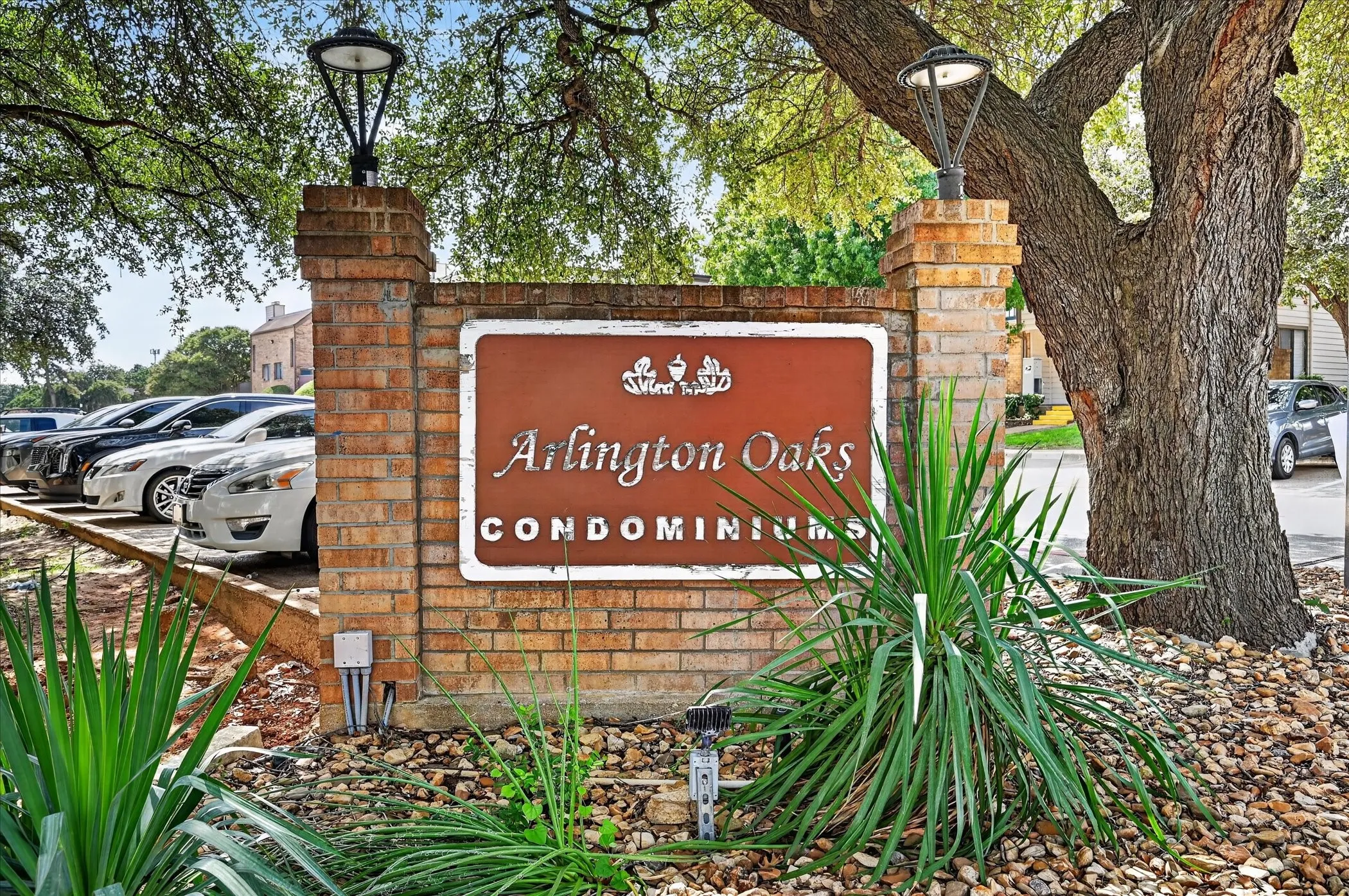 Condominium For Sale in Tarrant County , 2311 Balsam Drive H213, Arlington, Texas 76006, 1 Bedroom, 1 Bathroom, Garage spaces, 774 Sqft, built in 1981, mls#21397725, Real Estate Agent in Arlington, Homes For Sale in Tarrant county, Homes For Sale in Arlington, Realtor in Arlington Texas, Real Estate Brokerage Independent Realty Texas, Luminita Cordes Realtor