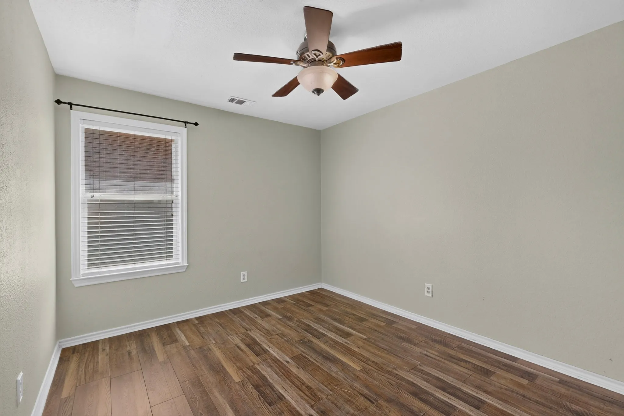 Single Family Residence For Sale in Collin County , 1214 Lake Trail Court, Wylie, Texas 75098, 4 Bedroom, 2 Bathroom, 2 Garage spaces, 2,018 Sqft, built in 2004, mls#21397736, Real Estate Agent in Wylie, Homes For Sale in Collin county, Homes For Sale in Wylie, Realtor in Wylie Texas, Real Estate Brokerage Independent Realty Texas, Luminita Cordes Realtor