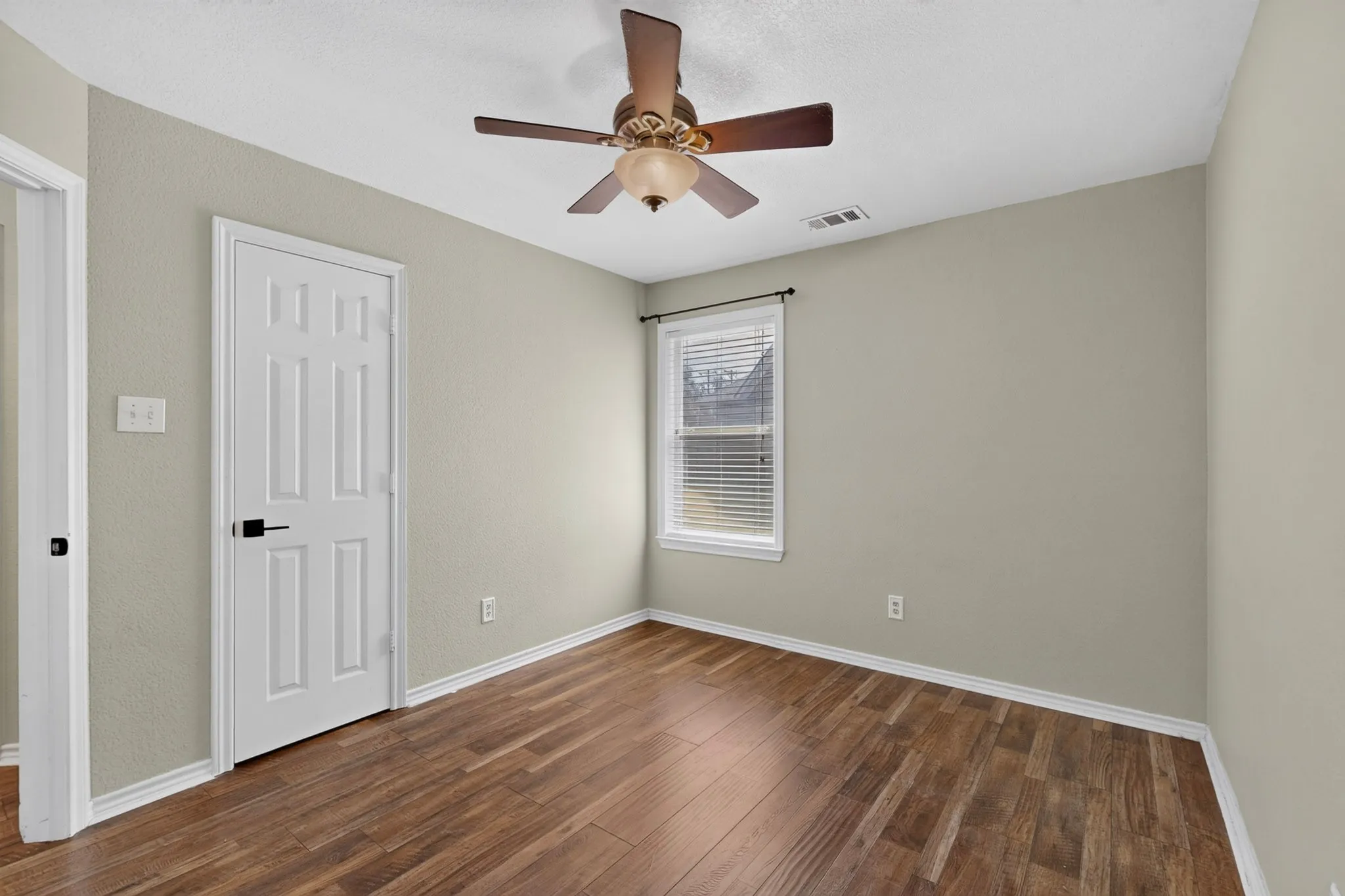 Single Family Residence For Sale in Collin County , 1214 Lake Trail Court, Wylie, Texas 75098, 4 Bedroom, 2 Bathroom, 2 Garage spaces, 2,018 Sqft, built in 2004, mls#21397736, Real Estate Agent in Wylie, Homes For Sale in Collin county, Homes For Sale in Wylie, Realtor in Wylie Texas, Real Estate Brokerage Independent Realty Texas, Luminita Cordes Realtor