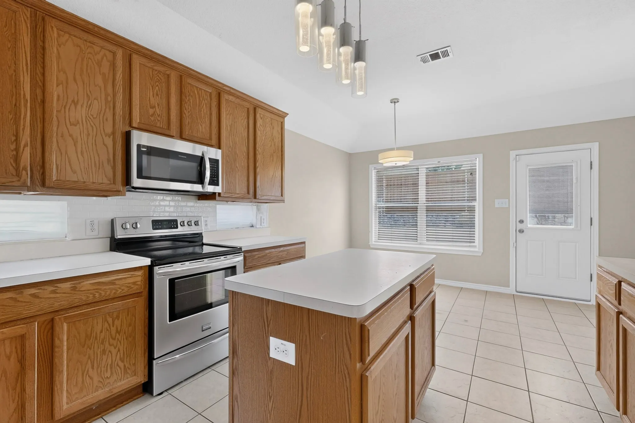 Single Family Residence For Sale in Collin County , 1214 Lake Trail Court, Wylie, Texas 75098, 4 Bedroom, 2 Bathroom, 2 Garage spaces, 2,018 Sqft, built in 2004, mls#21397736, Real Estate Agent in Wylie, Homes For Sale in Collin county, Homes For Sale in Wylie, Realtor in Wylie Texas, Real Estate Brokerage Independent Realty Texas, Luminita Cordes Realtor