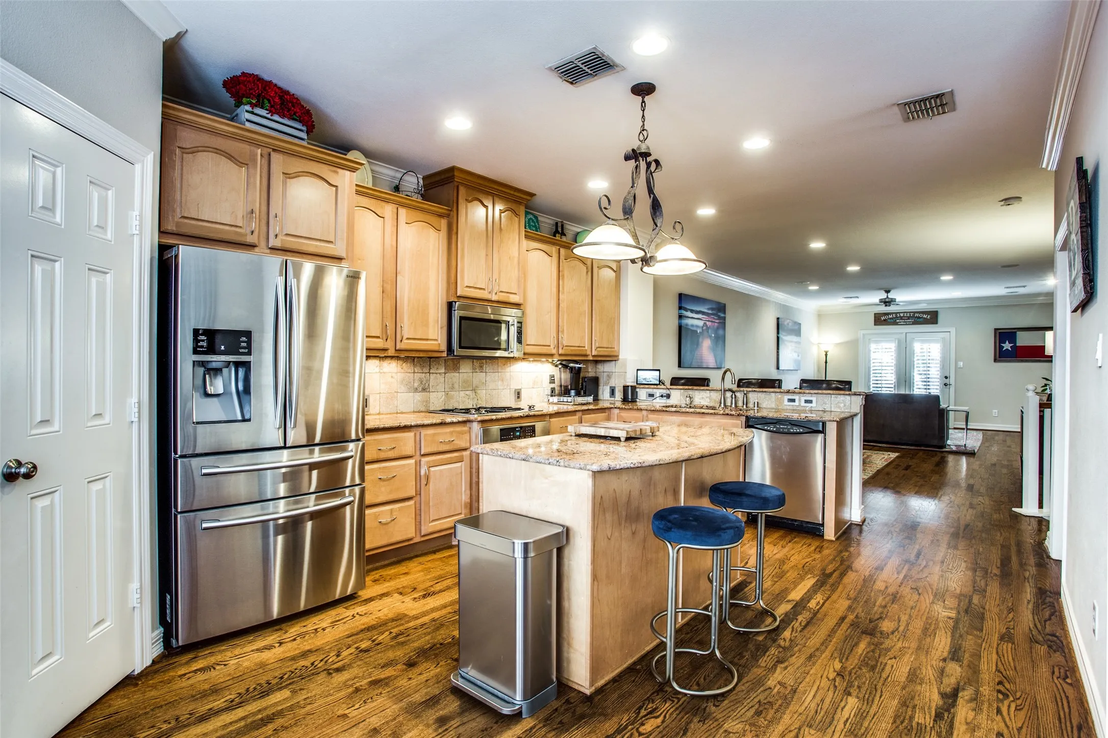 Condominium For Rent in Dallas County , 3610 Gillespie Street 11, Dallas, Texas 75219, 3 Bedroom, 4 Bathroom, 2 Garage spaces, 2,356 Sqft, built in 2004, mls#21397738, Real Estate Agent in Dallas, Homes For Rent in Dallas county, Homes For Rent in Dallas, Realtor in Dallas Texas, Real Estate Brokerage Independent Realty Texas, Luminita Cordes Realtor