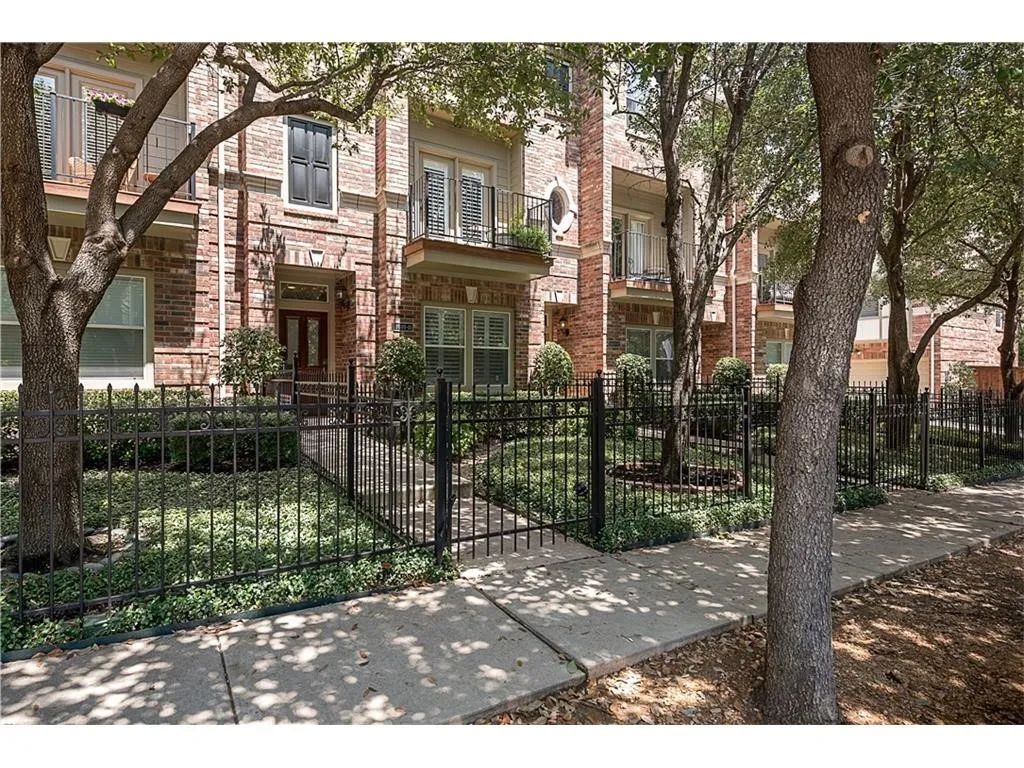 Condominium For Rent in Dallas County , 3610 Gillespie Street 11, Dallas, Texas 75219, 3 Bedroom, 4 Bathroom, 2 Garage spaces, 2,356 Sqft, built in 2004, mls#21397738, Real Estate Agent in Dallas, Homes For Rent in Dallas county, Homes For Rent in Dallas, Realtor in Dallas Texas, Real Estate Brokerage Independent Realty Texas, Luminita Cordes Realtor
