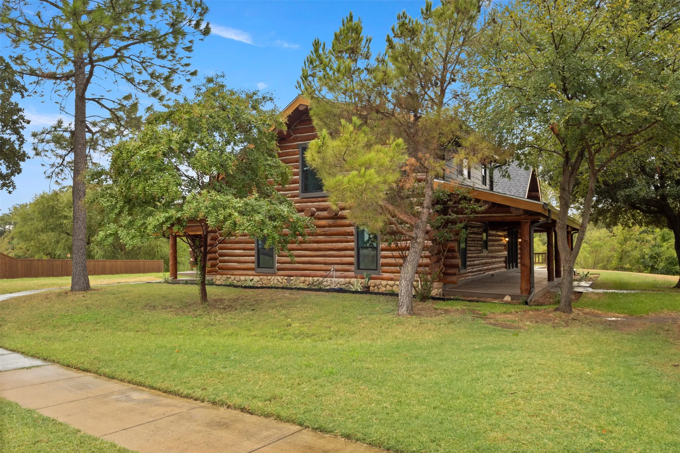 Single Family Residence For Sale in Denton County , 313 Pimlico Drive, Hickory Creek, Texas 75065, 4 Bedroom, 2 Bathroom, 2 Garage spaces, 2,827 Sqft, built in 1980, mls#21397745, Real Estate Agent in Hickory Creek, Homes For Sale in Denton county, Homes For Sale in Hickory Creek, Realtor in Hickory Creek Texas, Real Estate Brokerage Independent Realty Texas, Luminita Cordes Realtor