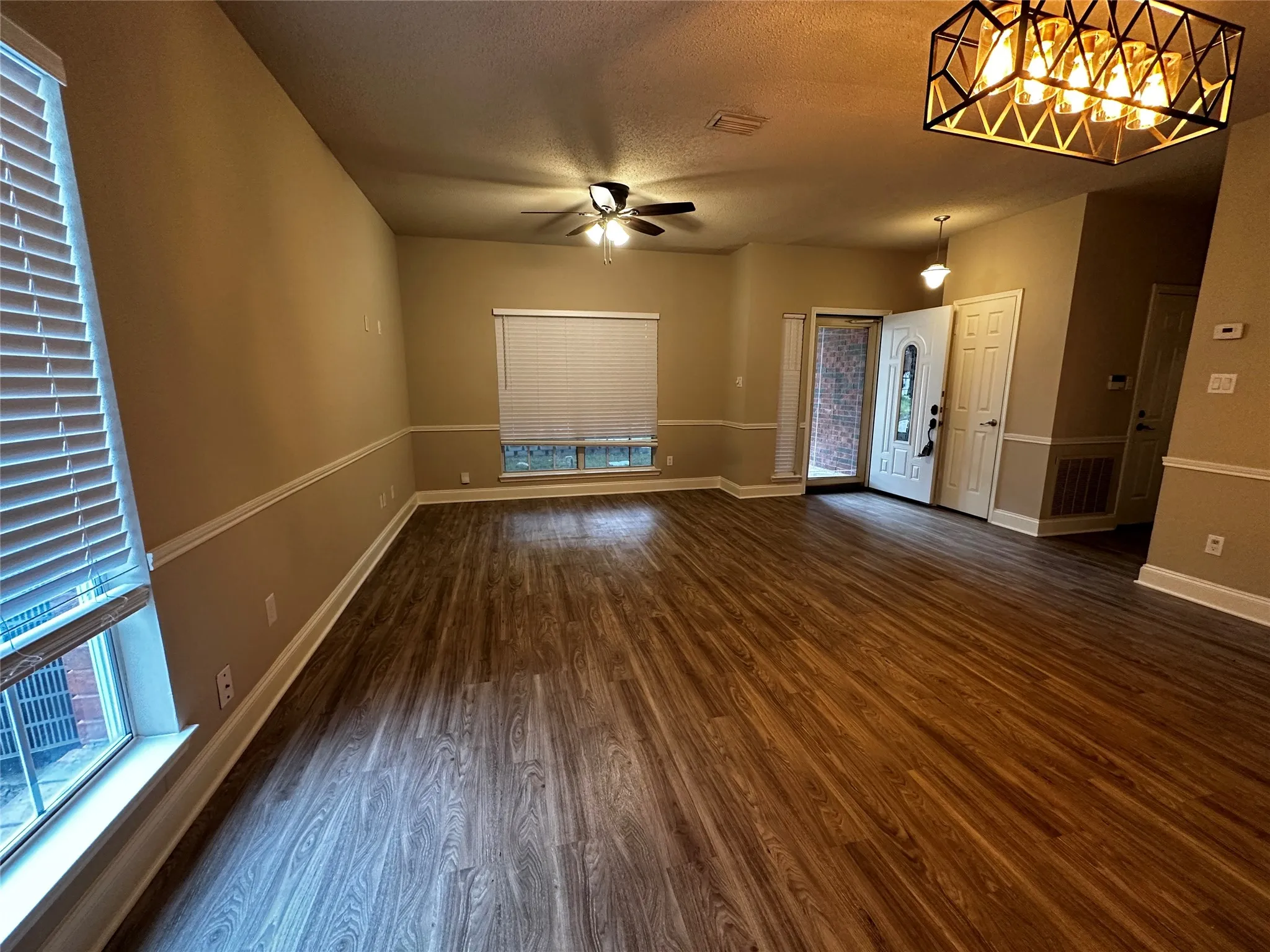 Single Family Residence For Rent in Tarrant County , 4761 Waterway Drive N, Fort Worth, Texas 76137, 3 Bedroom, 3 Bathroom, 2 Garage spaces, 1,800 Sqft, built in 1987, mls#21372252, Real Estate Agent in Fort Worth, Homes For Rent in Tarrant county, Homes For Rent in Fort Worth, Realtor in Fort Worth Texas, Real Estate Brokerage Independent Realty Texas, Luminita Cordes Realtor