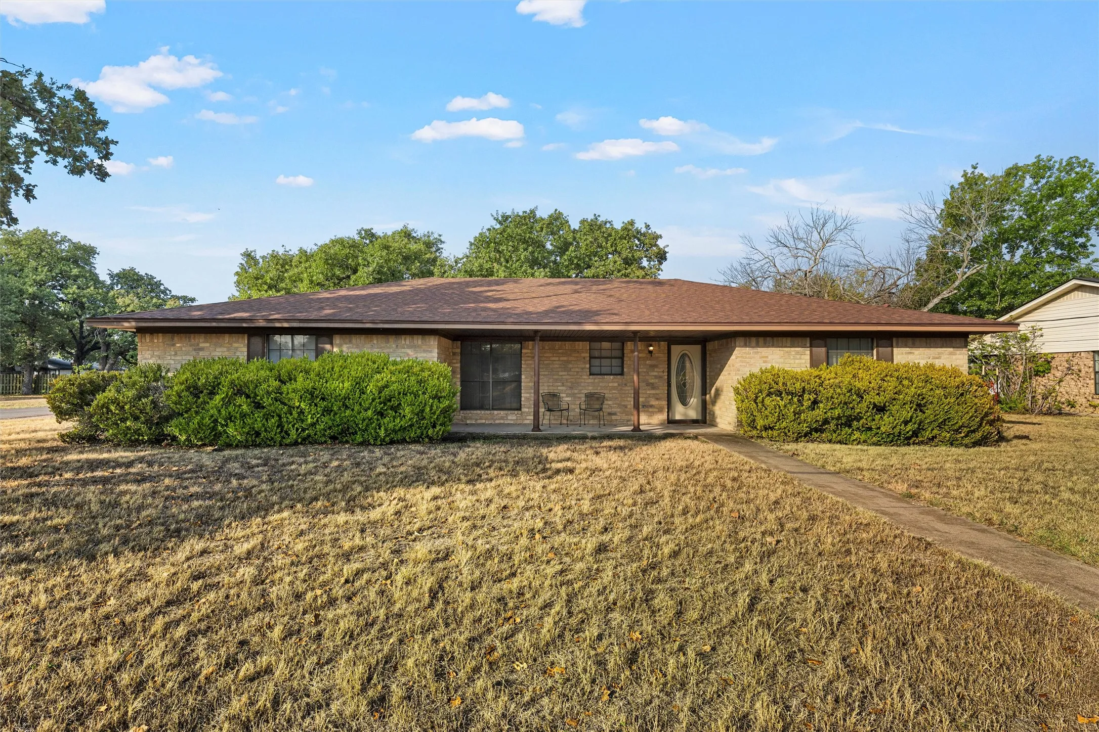 Single Family Residence For Sale in Mc Lennan County , 400 N Walnut Street, Waco, Texas 76705, 3 Bedroom, 2 Bathroom, 2 Garage spaces, 1,656 Sqft, built in 1978, mls#21394905, Real Estate Agent in Waco, Homes For Sale in Mc Lennan county, Homes For Sale in Waco, Realtor in Waco Texas, Real Estate Brokerage Independent Realty Texas, Luminita Cordes Realtor