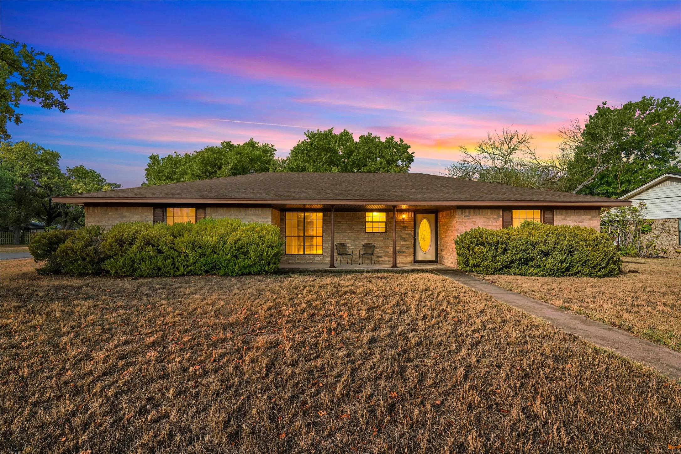 Single Family Residence For Sale in Mc Lennan County , 400 N Walnut Street, Waco, Texas 76705, 3 Bedroom, 2 Bathroom, 2 Garage spaces, 1,656 Sqft, built in 1978, mls#21394905, Real Estate Agent in Waco, Homes For Sale in Mc Lennan county, Homes For Sale in Waco, Realtor in Waco Texas, Real Estate Brokerage Independent Realty Texas, Luminita Cordes Realtor
