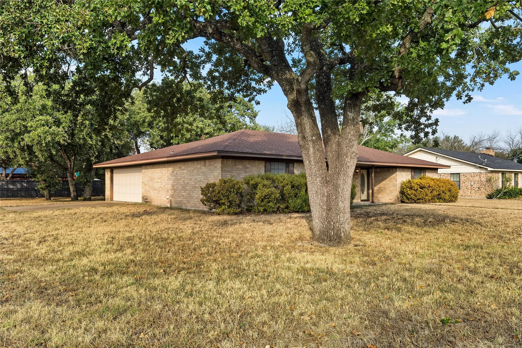 Single Family Residence For Sale in Mc Lennan County , 400 N Walnut Street, Waco, Texas 76705, 3 Bedroom, 2 Bathroom, 2 Garage spaces, 1,656 Sqft, built in 1978, mls#21394905, Real Estate Agent in Waco, Homes For Sale in Mc Lennan county, Homes For Sale in Waco, Realtor in Waco Texas, Real Estate Brokerage Independent Realty Texas, Luminita Cordes Realtor