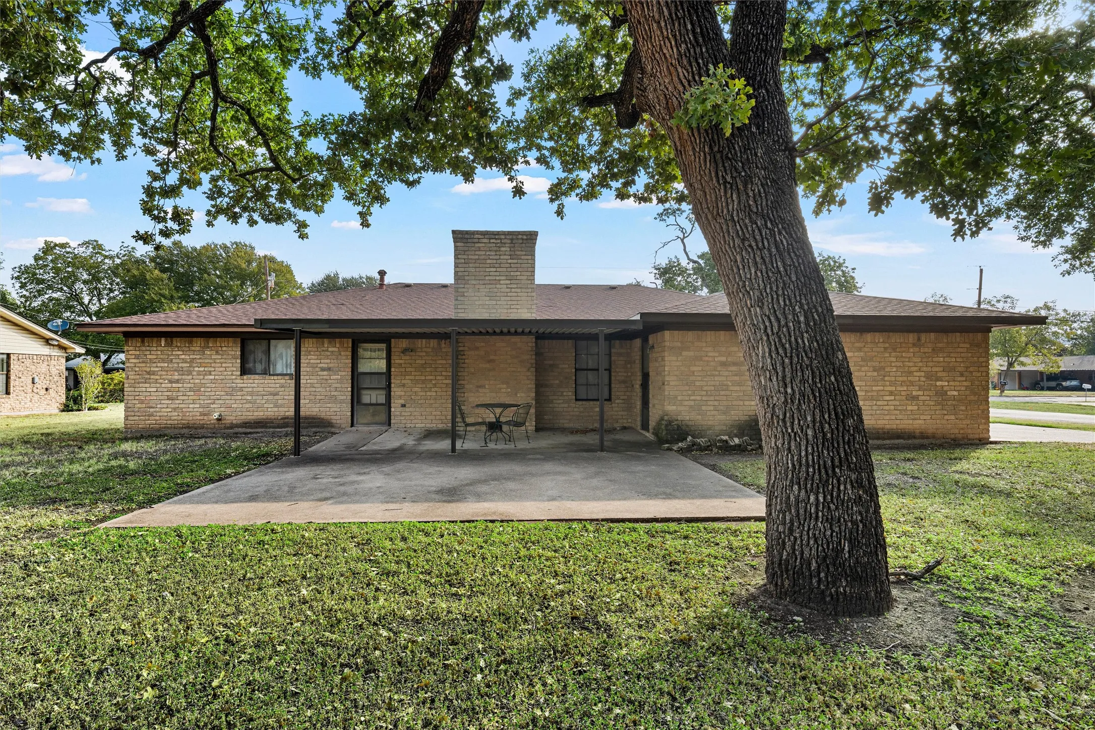 Single Family Residence For Sale in Mc Lennan County , 400 N Walnut Street, Waco, Texas 76705, 3 Bedroom, 2 Bathroom, 2 Garage spaces, 1,656 Sqft, built in 1978, mls#21394905, Real Estate Agent in Waco, Homes For Sale in Mc Lennan county, Homes For Sale in Waco, Realtor in Waco Texas, Real Estate Brokerage Independent Realty Texas, Luminita Cordes Realtor