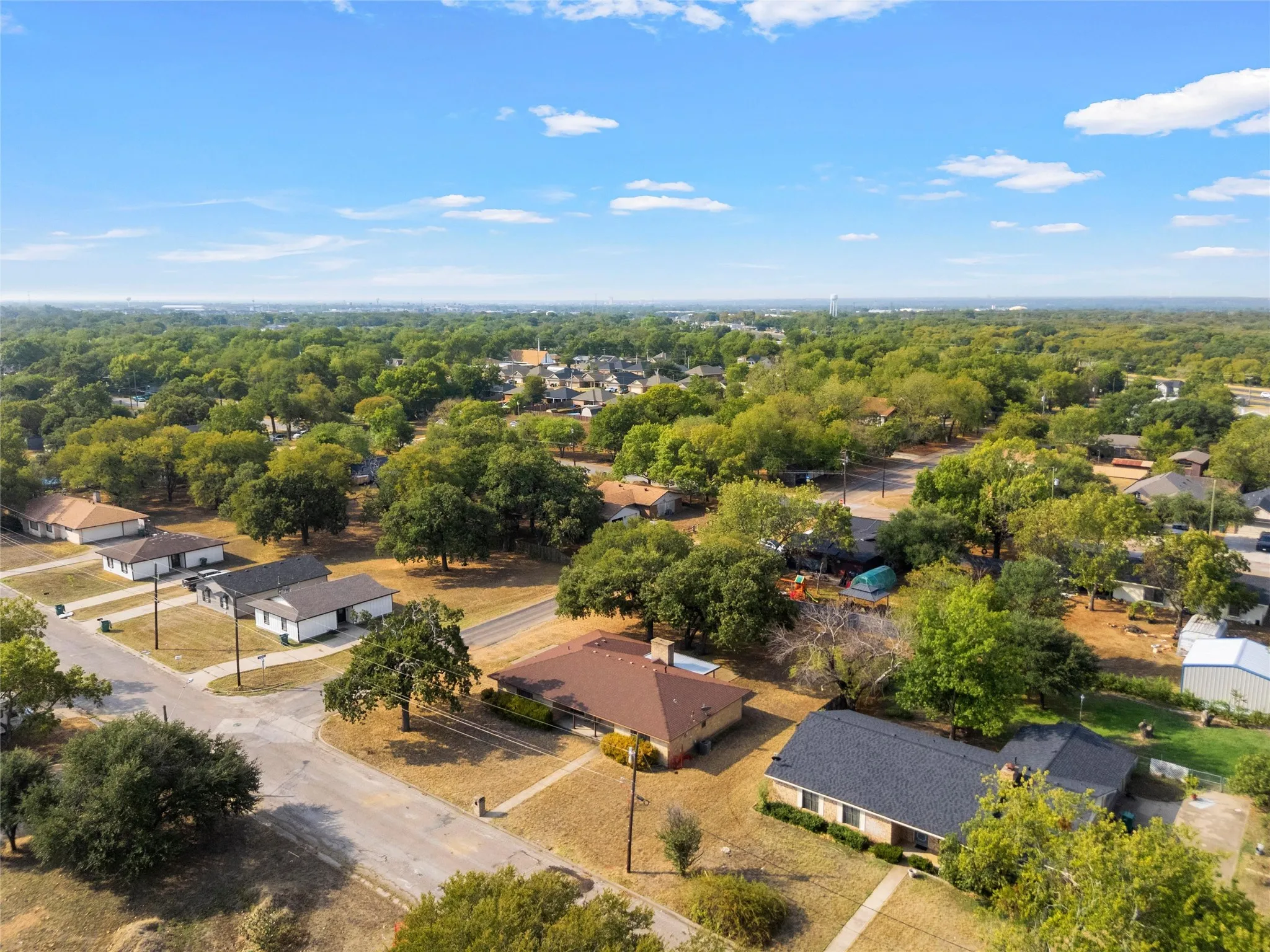 Single Family Residence For Sale in Mc Lennan County , 400 N Walnut Street, Waco, Texas 76705, 3 Bedroom, 2 Bathroom, 2 Garage spaces, 1,656 Sqft, built in 1978, mls#21394905, Real Estate Agent in Waco, Homes For Sale in Mc Lennan county, Homes For Sale in Waco, Realtor in Waco Texas, Real Estate Brokerage Independent Realty Texas, Luminita Cordes Realtor