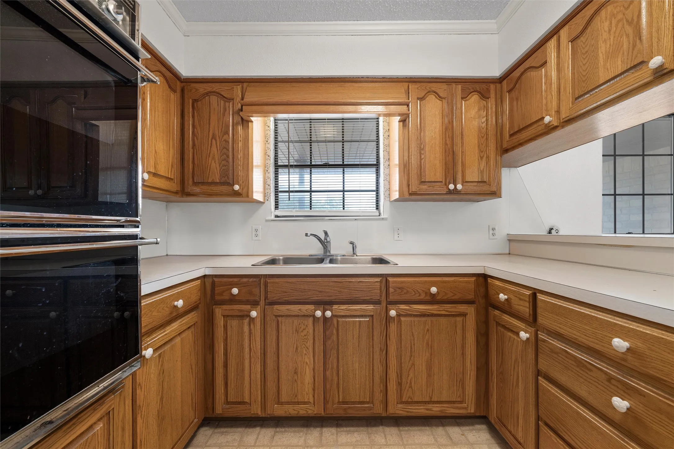 Single Family Residence For Sale in Mc Lennan County , 400 N Walnut Street, Waco, Texas 76705, 3 Bedroom, 2 Bathroom, 2 Garage spaces, 1,656 Sqft, built in 1978, mls#21394905, Real Estate Agent in Waco, Homes For Sale in Mc Lennan county, Homes For Sale in Waco, Realtor in Waco Texas, Real Estate Brokerage Independent Realty Texas, Luminita Cordes Realtor