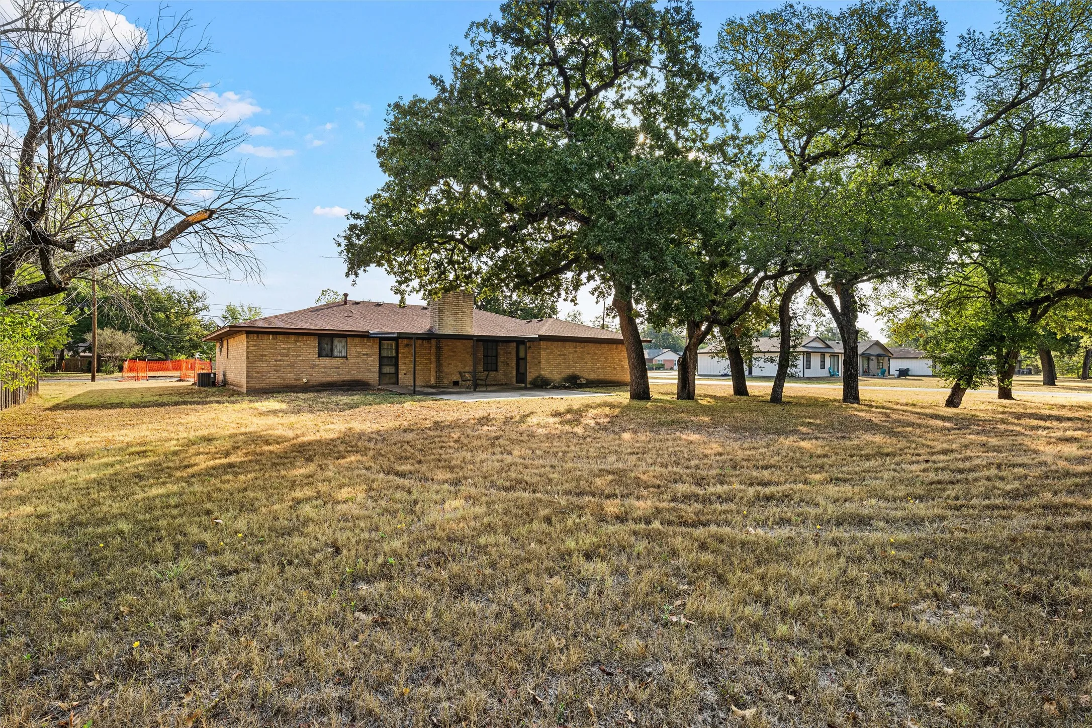 Single Family Residence For Sale in Mc Lennan County , 400 N Walnut Street, Waco, Texas 76705, 3 Bedroom, 2 Bathroom, 2 Garage spaces, 1,656 Sqft, built in 1978, mls#21394905, Real Estate Agent in Waco, Homes For Sale in Mc Lennan county, Homes For Sale in Waco, Realtor in Waco Texas, Real Estate Brokerage Independent Realty Texas, Luminita Cordes Realtor
