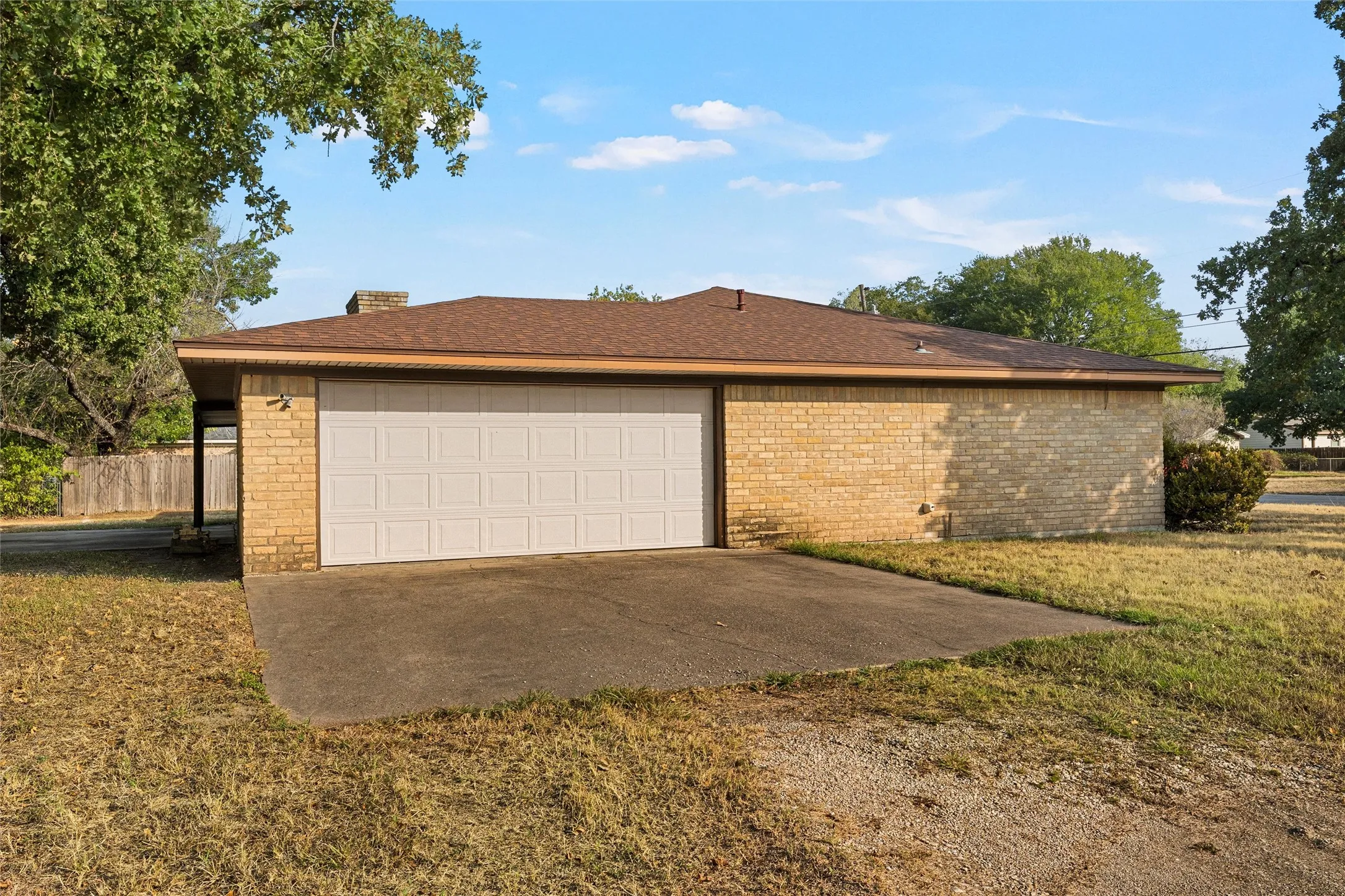 Single Family Residence For Sale in Mc Lennan County , 400 N Walnut Street, Waco, Texas 76705, 3 Bedroom, 2 Bathroom, 2 Garage spaces, 1,656 Sqft, built in 1978, mls#21394905, Real Estate Agent in Waco, Homes For Sale in Mc Lennan county, Homes For Sale in Waco, Realtor in Waco Texas, Real Estate Brokerage Independent Realty Texas, Luminita Cordes Realtor