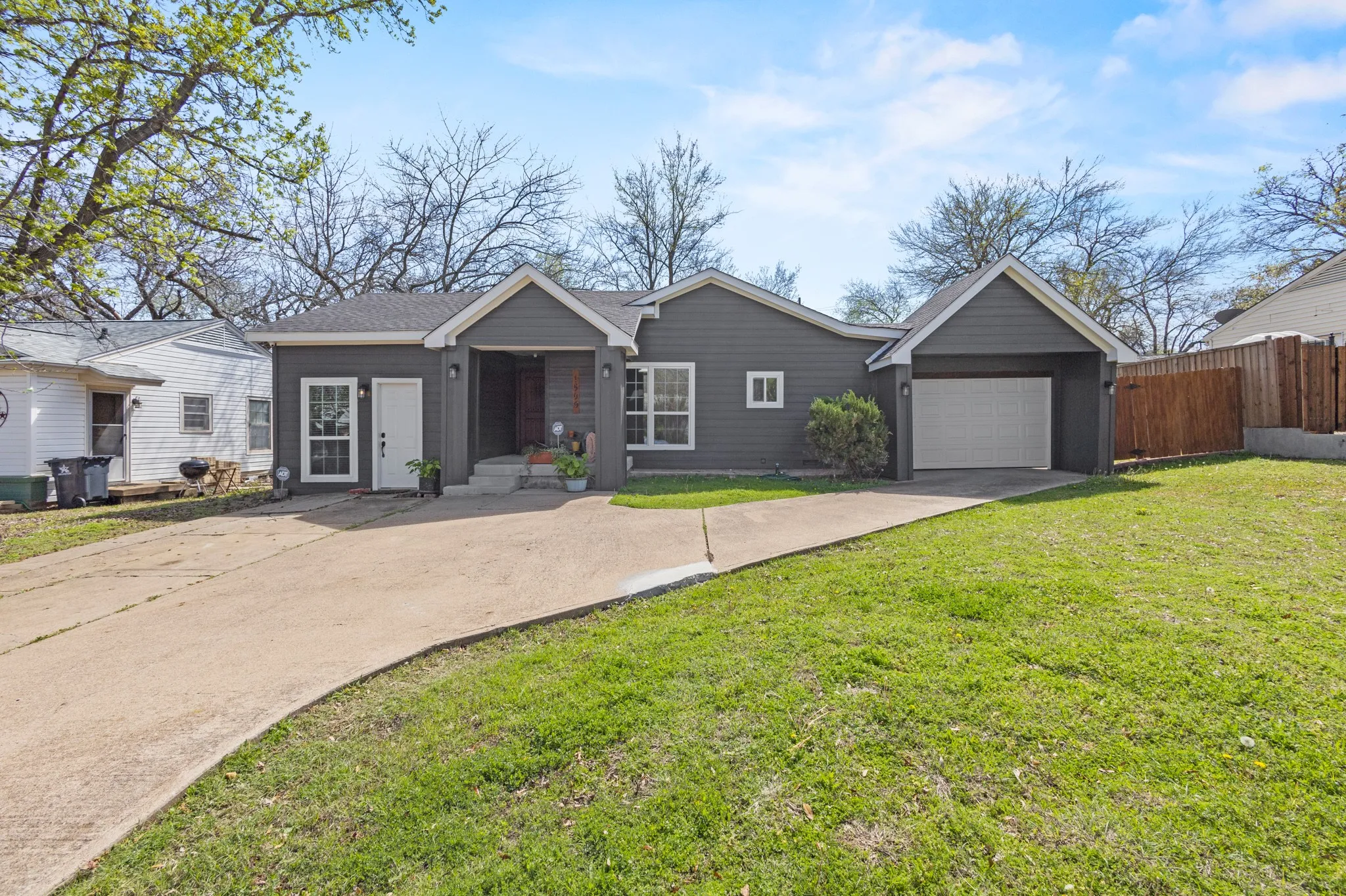 Single Family Residence For Sale in Tarrant County , 1509 Wynn Terrace, Arlington, Texas 76010, 3 Bedroom, 2 Bathroom, Garage spaces, 1,164 Sqft, built in 1953, mls#21397751, Real Estate Agent in Arlington, Homes For Sale in Tarrant county, Homes For Sale in Arlington, Realtor in Arlington Texas, Real Estate Brokerage Independent Realty Texas, Luminita Cordes Realtor