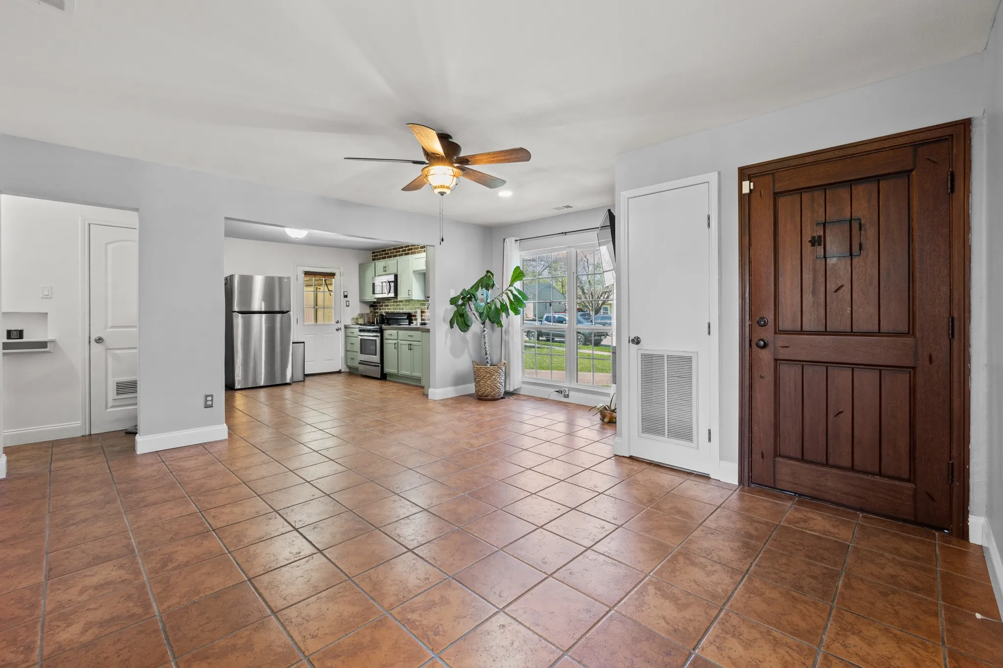 Single Family Residence For Sale in Tarrant County , 1509 Wynn Terrace, Arlington, Texas 76010, 3 Bedroom, 2 Bathroom, Garage spaces, 1,164 Sqft, built in 1953, mls#21397751, Real Estate Agent in Arlington, Homes For Sale in Tarrant county, Homes For Sale in Arlington, Realtor in Arlington Texas, Real Estate Brokerage Independent Realty Texas, Luminita Cordes Realtor