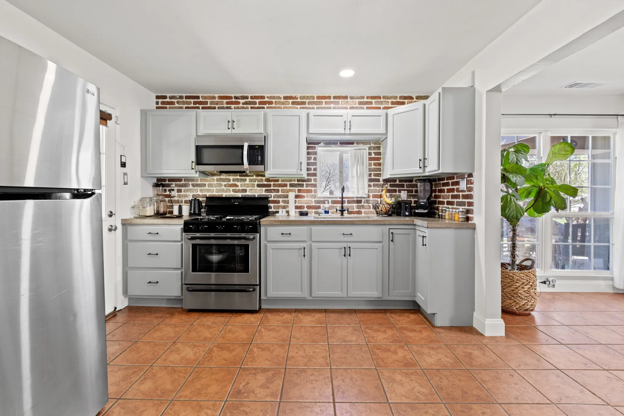 Single Family Residence For Sale in Tarrant County , 1509 Wynn Terrace, Arlington, Texas 76010, 3 Bedroom, 2 Bathroom, Garage spaces, 1,164 Sqft, built in 1953, mls#21397751, Real Estate Agent in Arlington, Homes For Sale in Tarrant county, Homes For Sale in Arlington, Realtor in Arlington Texas, Real Estate Brokerage Independent Realty Texas, Luminita Cordes Realtor