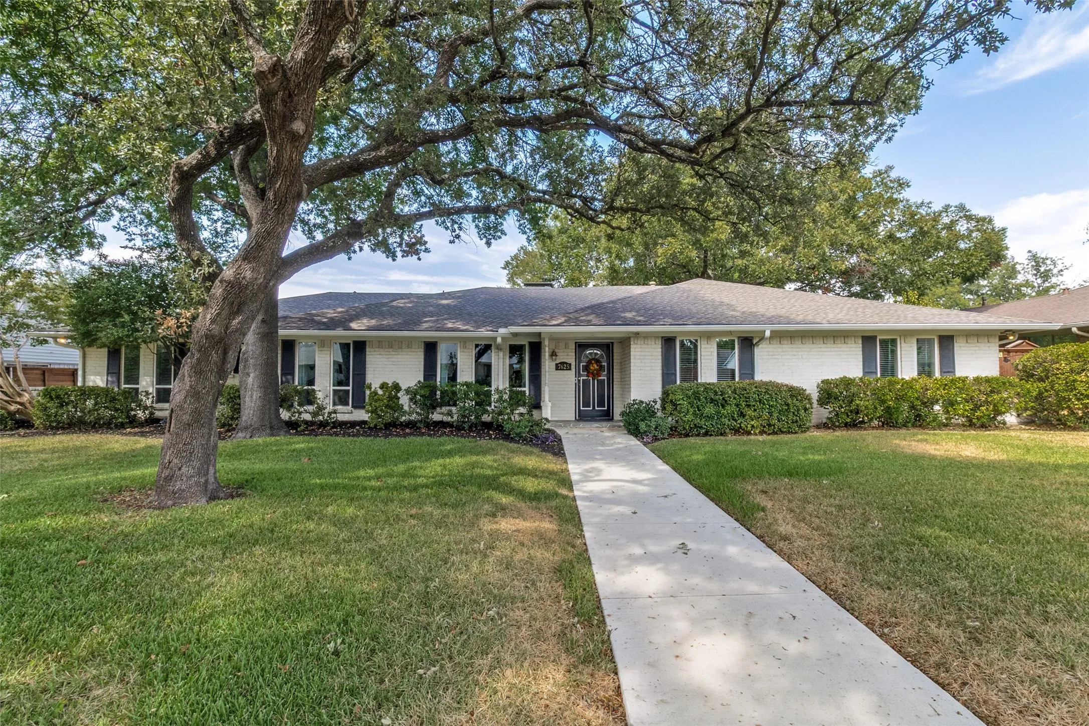 Single Family Residence For Sale in Dallas County , 7625 Woodstone Lane, Dallas, Texas 75248, 5 Bedroom, 3 Bathroom, 2 Garage spaces, 2,720 Sqft, built in 1965, mls#21397753, Real Estate Agent in Dallas, Homes For Sale in Dallas county, Homes For Sale in Dallas, Realtor in Dallas Texas, Real Estate Brokerage Independent Realty Texas, Luminita Cordes Realtor