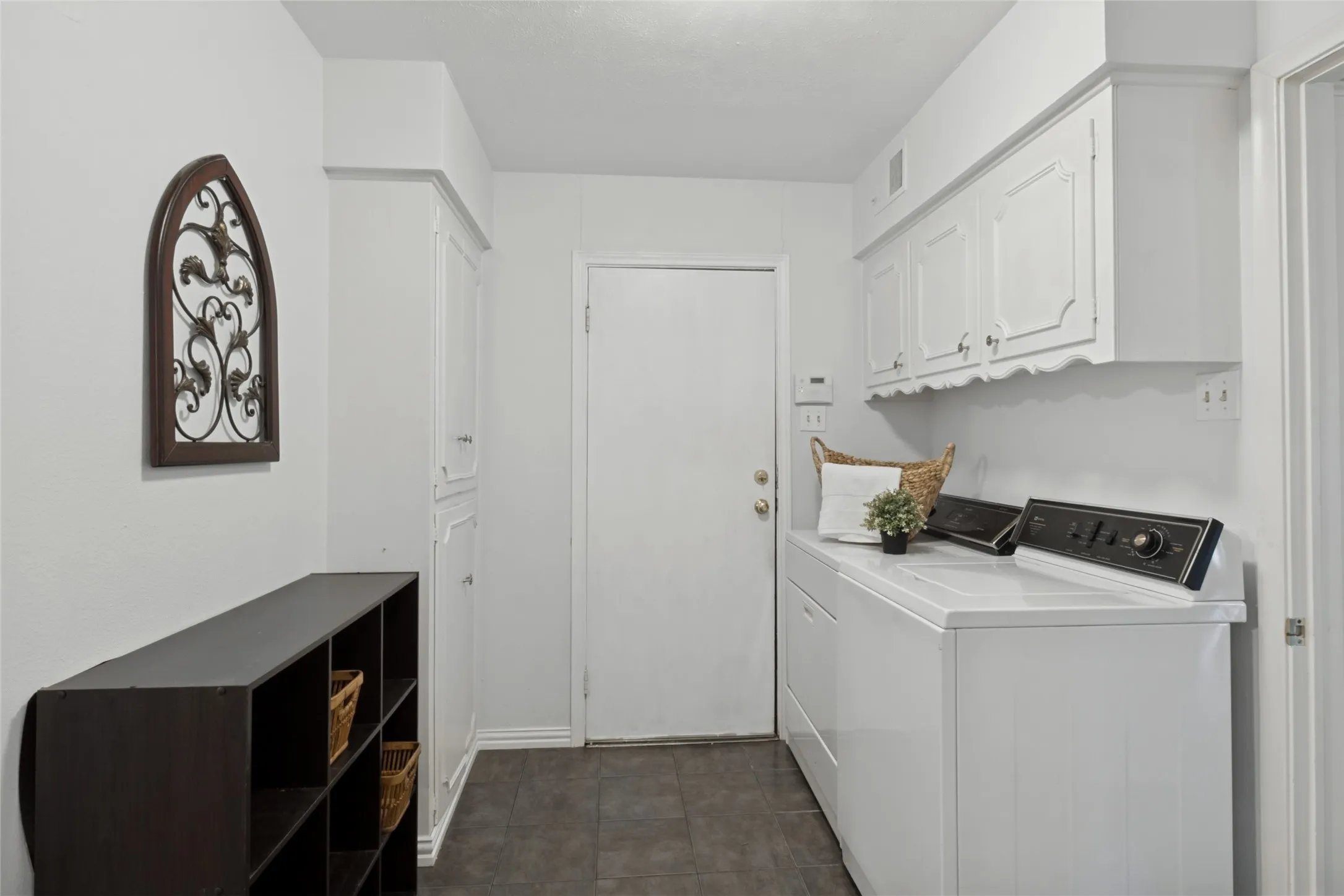 Single Family Residence For Sale in Dallas County , 7625 Woodstone Lane, Dallas, Texas 75248, 5 Bedroom, 3 Bathroom, 2 Garage spaces, 2,720 Sqft, built in 1965, mls#21397753, Real Estate Agent in Dallas, Homes For Sale in Dallas county, Homes For Sale in Dallas, Realtor in Dallas Texas, Real Estate Brokerage Independent Realty Texas, Luminita Cordes Realtor