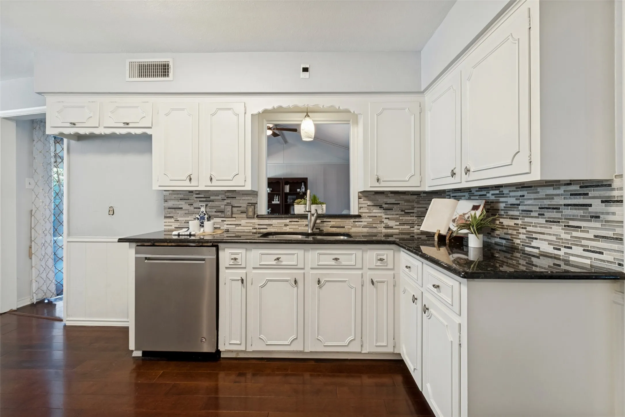 Single Family Residence For Sale in Dallas County , 7625 Woodstone Lane, Dallas, Texas 75248, 5 Bedroom, 3 Bathroom, 2 Garage spaces, 2,720 Sqft, built in 1965, mls#21397753, Real Estate Agent in Dallas, Homes For Sale in Dallas county, Homes For Sale in Dallas, Realtor in Dallas Texas, Real Estate Brokerage Independent Realty Texas, Luminita Cordes Realtor