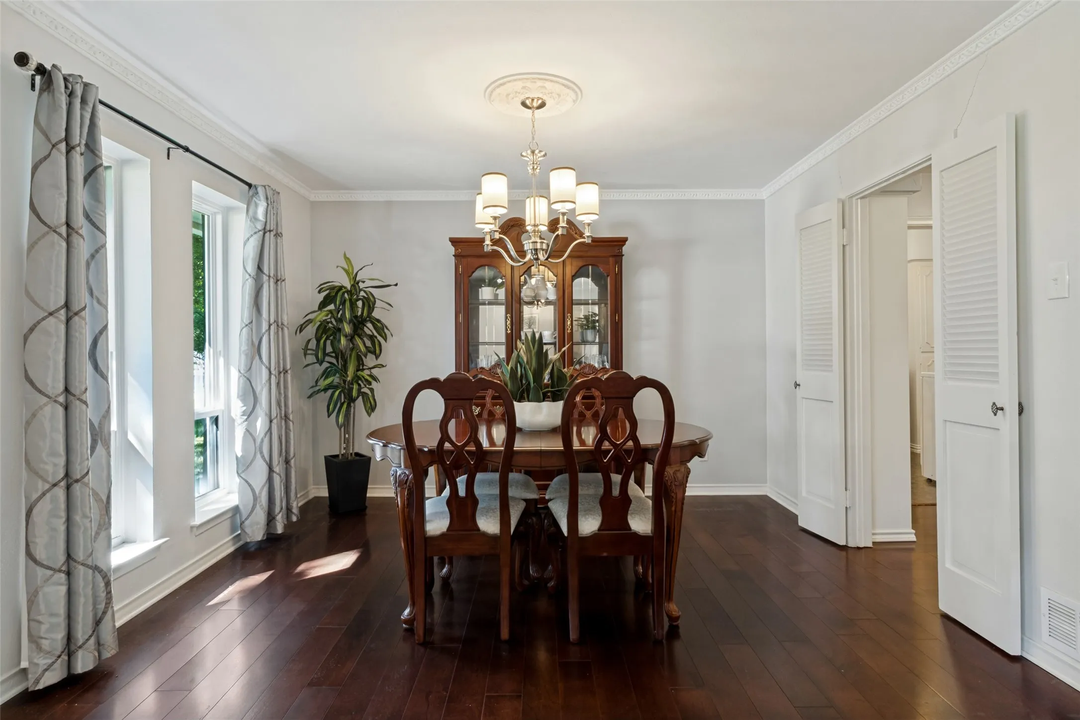 Single Family Residence For Sale in Dallas County , 7625 Woodstone Lane, Dallas, Texas 75248, 5 Bedroom, 3 Bathroom, 2 Garage spaces, 2,720 Sqft, built in 1965, mls#21397753, Real Estate Agent in Dallas, Homes For Sale in Dallas county, Homes For Sale in Dallas, Realtor in Dallas Texas, Real Estate Brokerage Independent Realty Texas, Luminita Cordes Realtor