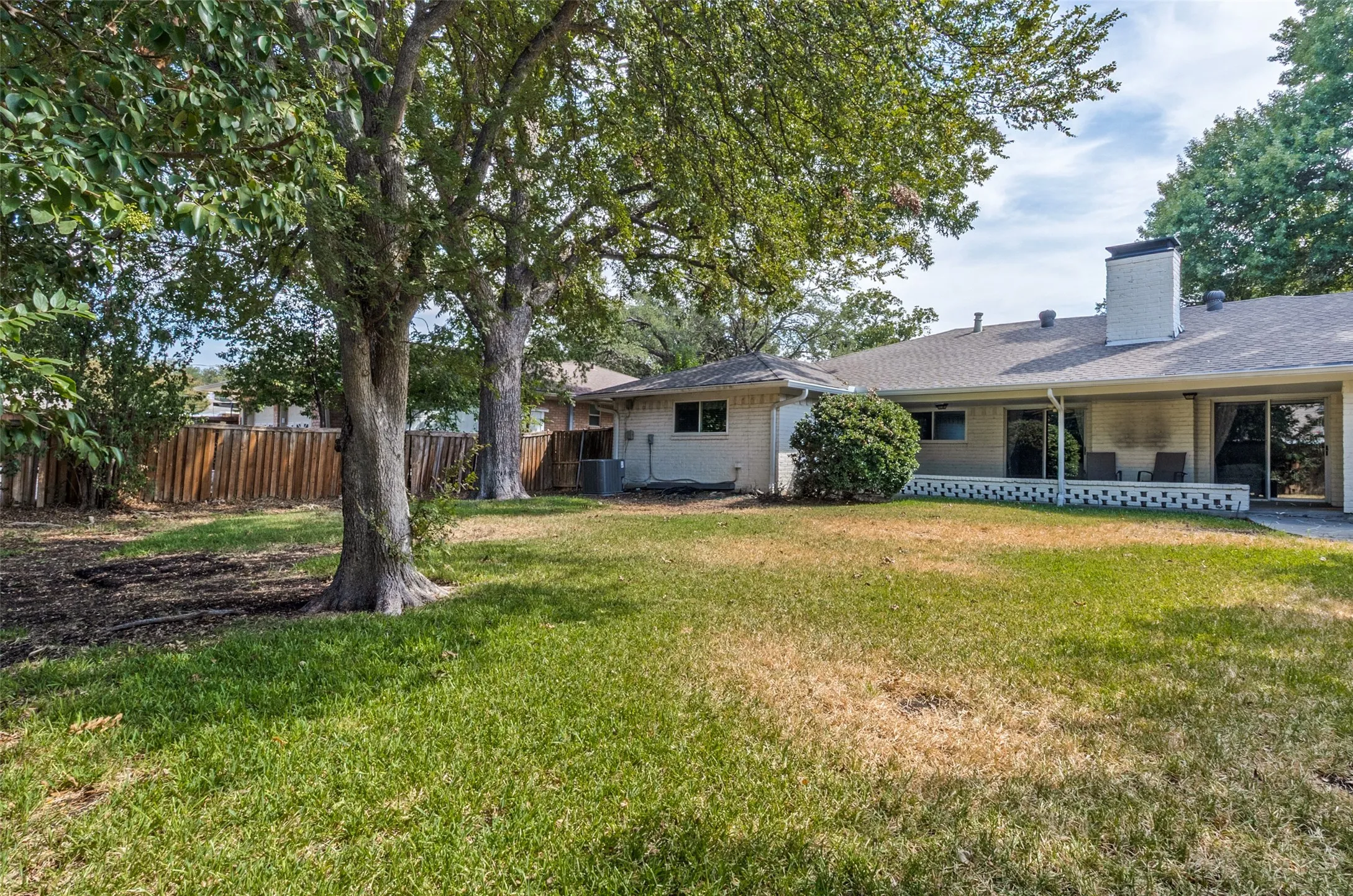 Single Family Residence For Sale in Dallas County , 7625 Woodstone Lane, Dallas, Texas 75248, 5 Bedroom, 3 Bathroom, 2 Garage spaces, 2,720 Sqft, built in 1965, mls#21397753, Real Estate Agent in Dallas, Homes For Sale in Dallas county, Homes For Sale in Dallas, Realtor in Dallas Texas, Real Estate Brokerage Independent Realty Texas, Luminita Cordes Realtor