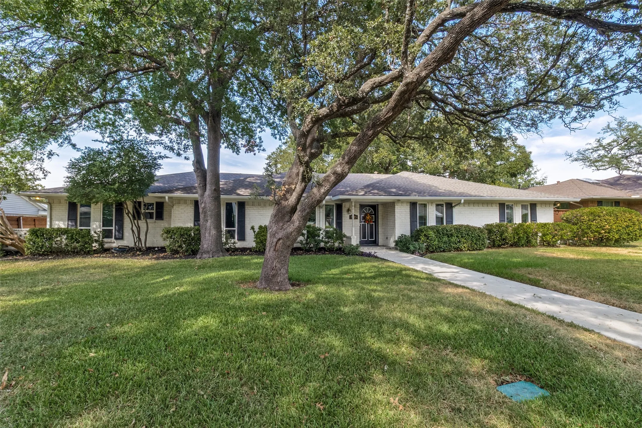 Single Family Residence For Sale in Dallas County , 7625 Woodstone Lane, Dallas, Texas 75248, 5 Bedroom, 3 Bathroom, 2 Garage spaces, 2,720 Sqft, built in 1965, mls#21397753, Real Estate Agent in Dallas, Homes For Sale in Dallas county, Homes For Sale in Dallas, Realtor in Dallas Texas, Real Estate Brokerage Independent Realty Texas, Luminita Cordes Realtor