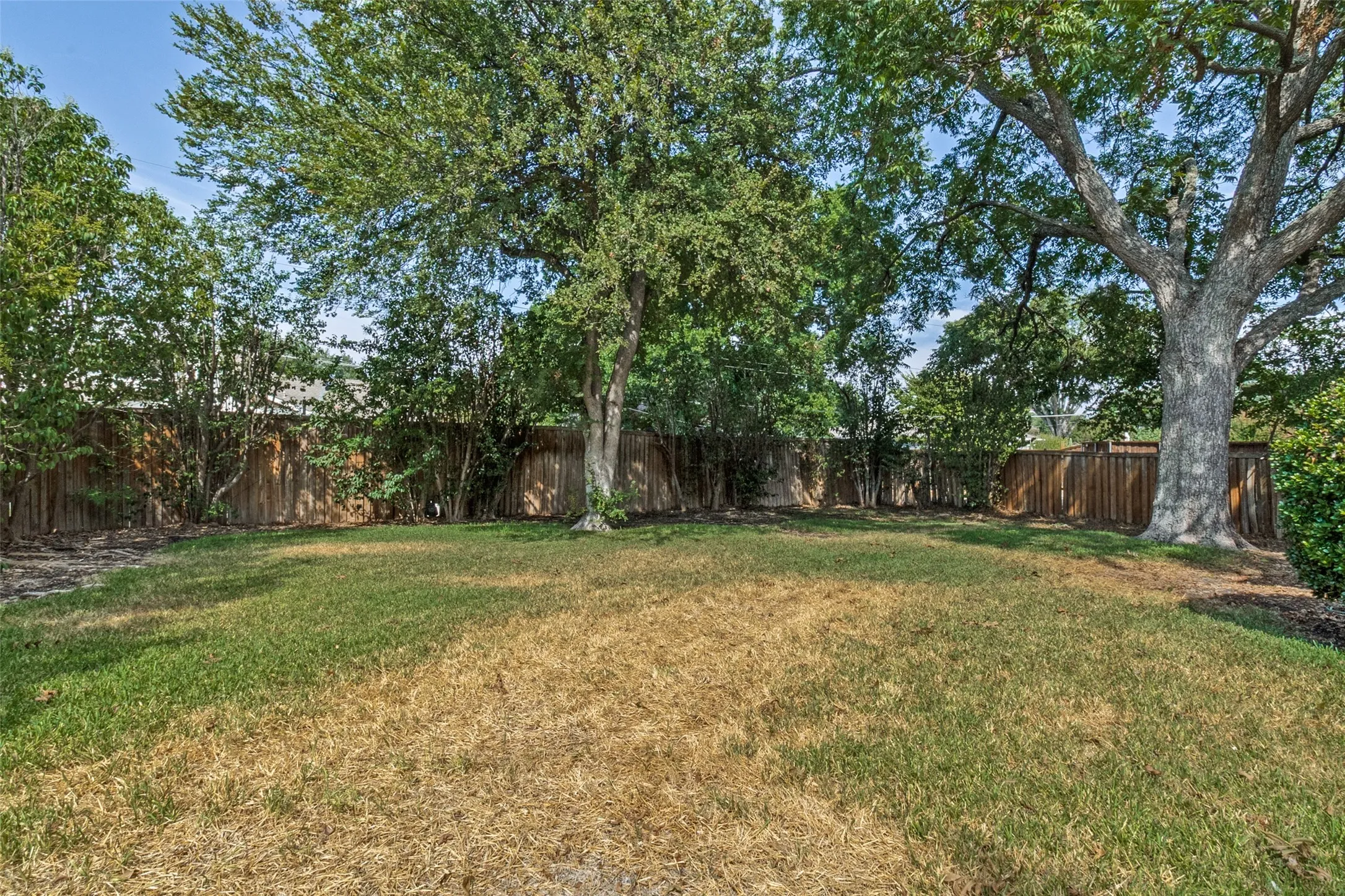 Single Family Residence For Sale in Dallas County , 7625 Woodstone Lane, Dallas, Texas 75248, 5 Bedroom, 3 Bathroom, 2 Garage spaces, 2,720 Sqft, built in 1965, mls#21397753, Real Estate Agent in Dallas, Homes For Sale in Dallas county, Homes For Sale in Dallas, Realtor in Dallas Texas, Real Estate Brokerage Independent Realty Texas, Luminita Cordes Realtor