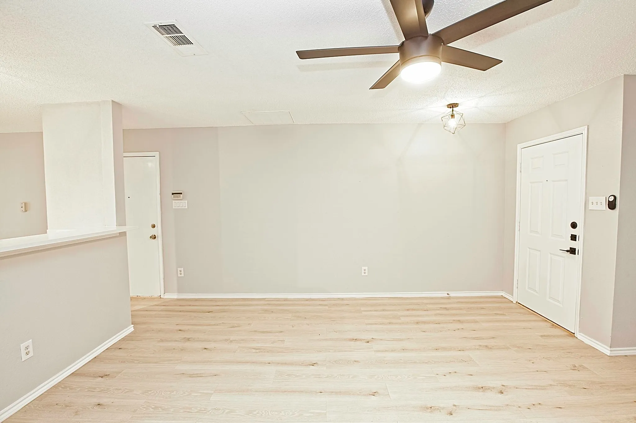 Single Family Residence For Rent in Denton County , 1379 Honeysuckle Lane, Lewisville, Texas 75077, 3 Bedroom, 2 Bathroom, 2 Garage spaces, 1,553 Sqft, built in 1996, mls#21397766, Real Estate Agent in Lewisville, Homes For Rent in Denton county, Homes For Rent in Lewisville, Realtor in Lewisville Texas, Real Estate Brokerage Independent Realty Texas, Luminita Cordes Realtor