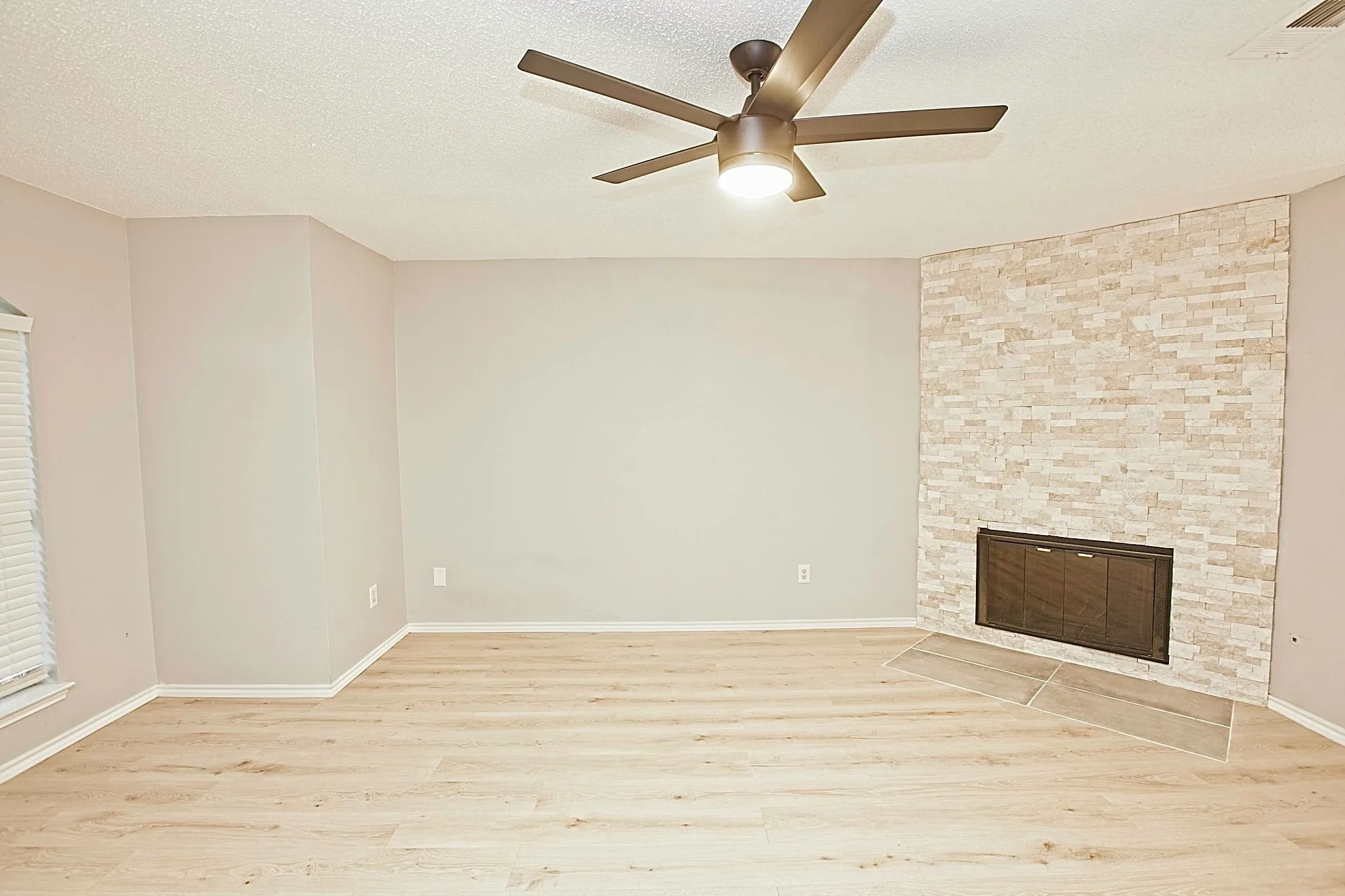 Single Family Residence For Rent in Denton County , 1379 Honeysuckle Lane, Lewisville, Texas 75077, 3 Bedroom, 2 Bathroom, 2 Garage spaces, 1,553 Sqft, built in 1996, mls#21397766, Real Estate Agent in Lewisville, Homes For Rent in Denton county, Homes For Rent in Lewisville, Realtor in Lewisville Texas, Real Estate Brokerage Independent Realty Texas, Luminita Cordes Realtor