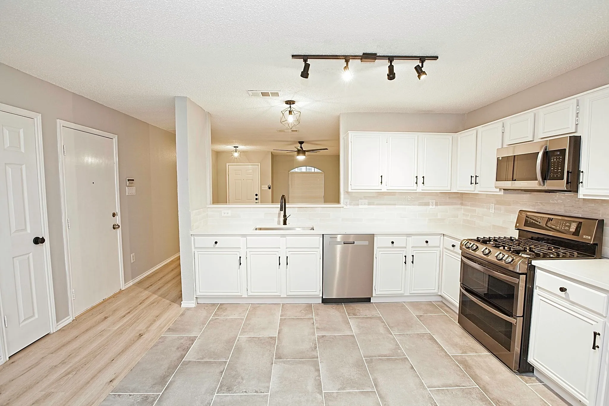 Single Family Residence For Rent in Denton County , 1379 Honeysuckle Lane, Lewisville, Texas 75077, 3 Bedroom, 2 Bathroom, 2 Garage spaces, 1,553 Sqft, built in 1996, mls#21397766, Real Estate Agent in Lewisville, Homes For Rent in Denton county, Homes For Rent in Lewisville, Realtor in Lewisville Texas, Real Estate Brokerage Independent Realty Texas, Luminita Cordes Realtor