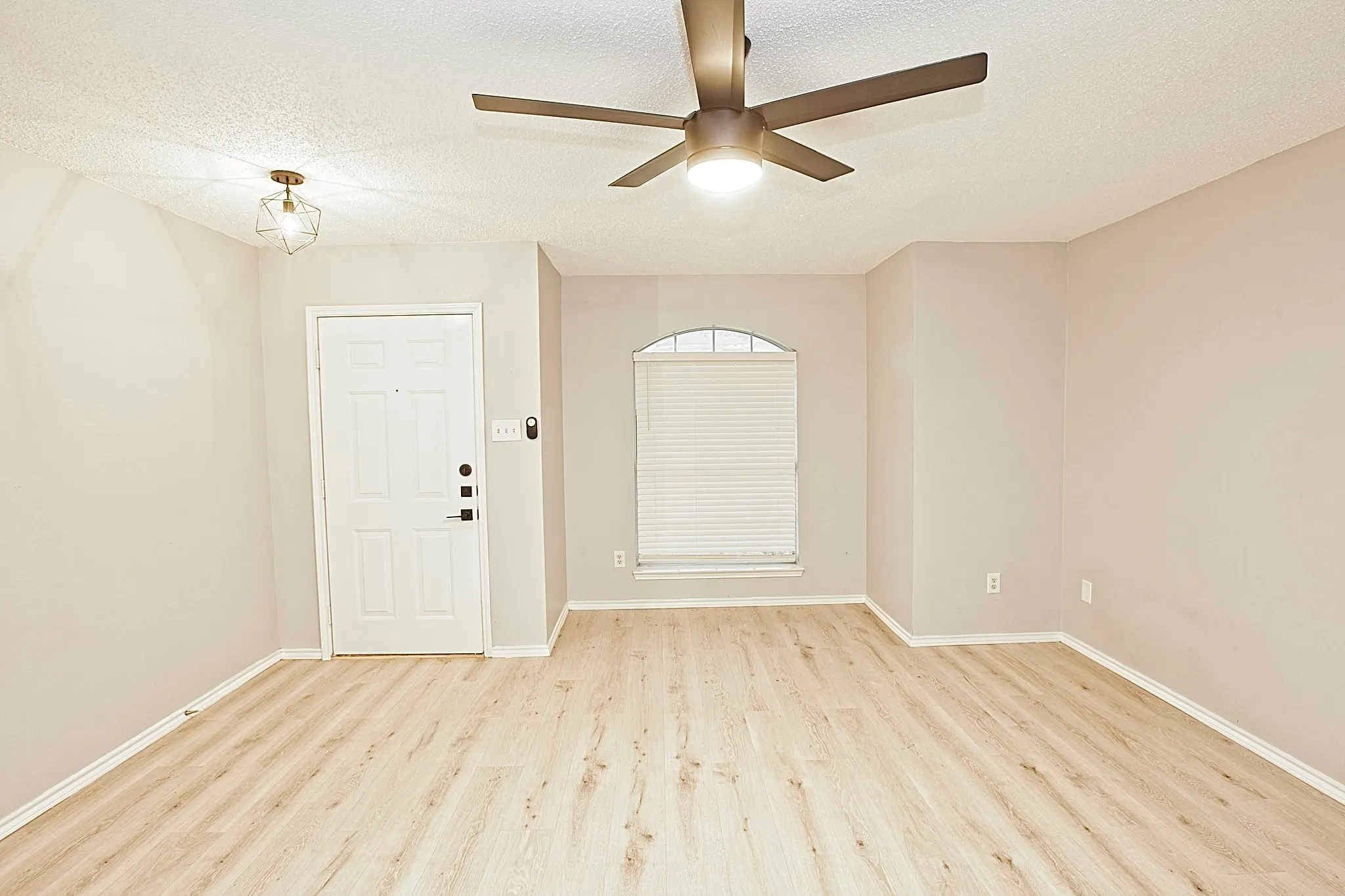 Single Family Residence For Rent in Denton County , 1379 Honeysuckle Lane, Lewisville, Texas 75077, 3 Bedroom, 2 Bathroom, 2 Garage spaces, 1,553 Sqft, built in 1996, mls#21397766, Real Estate Agent in Lewisville, Homes For Rent in Denton county, Homes For Rent in Lewisville, Realtor in Lewisville Texas, Real Estate Brokerage Independent Realty Texas, Luminita Cordes Realtor