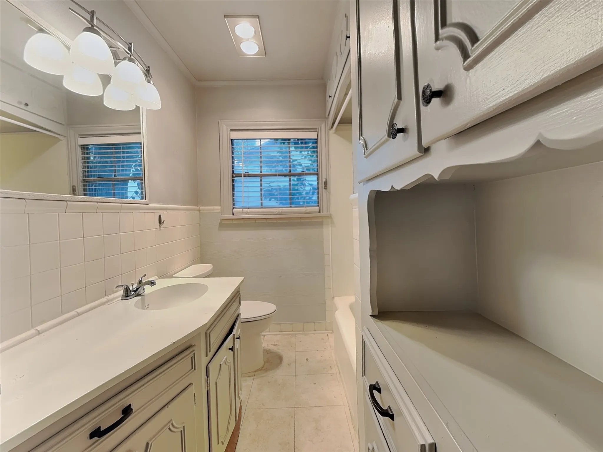 Single Family Residence For Rent in Tarrant County , 4124 Lovell Avenue, Fort Worth, Texas 76107, 2 Bedroom, 1 Bathroom, Garage spaces, 1,147 Sqft, built in 1941, mls#21397768, Real Estate Agent in Fort Worth, Homes For Rent in Tarrant county, Homes For Rent in Fort Worth, Realtor in Fort Worth Texas, Real Estate Brokerage Independent Realty Texas, Luminita Cordes Realtor