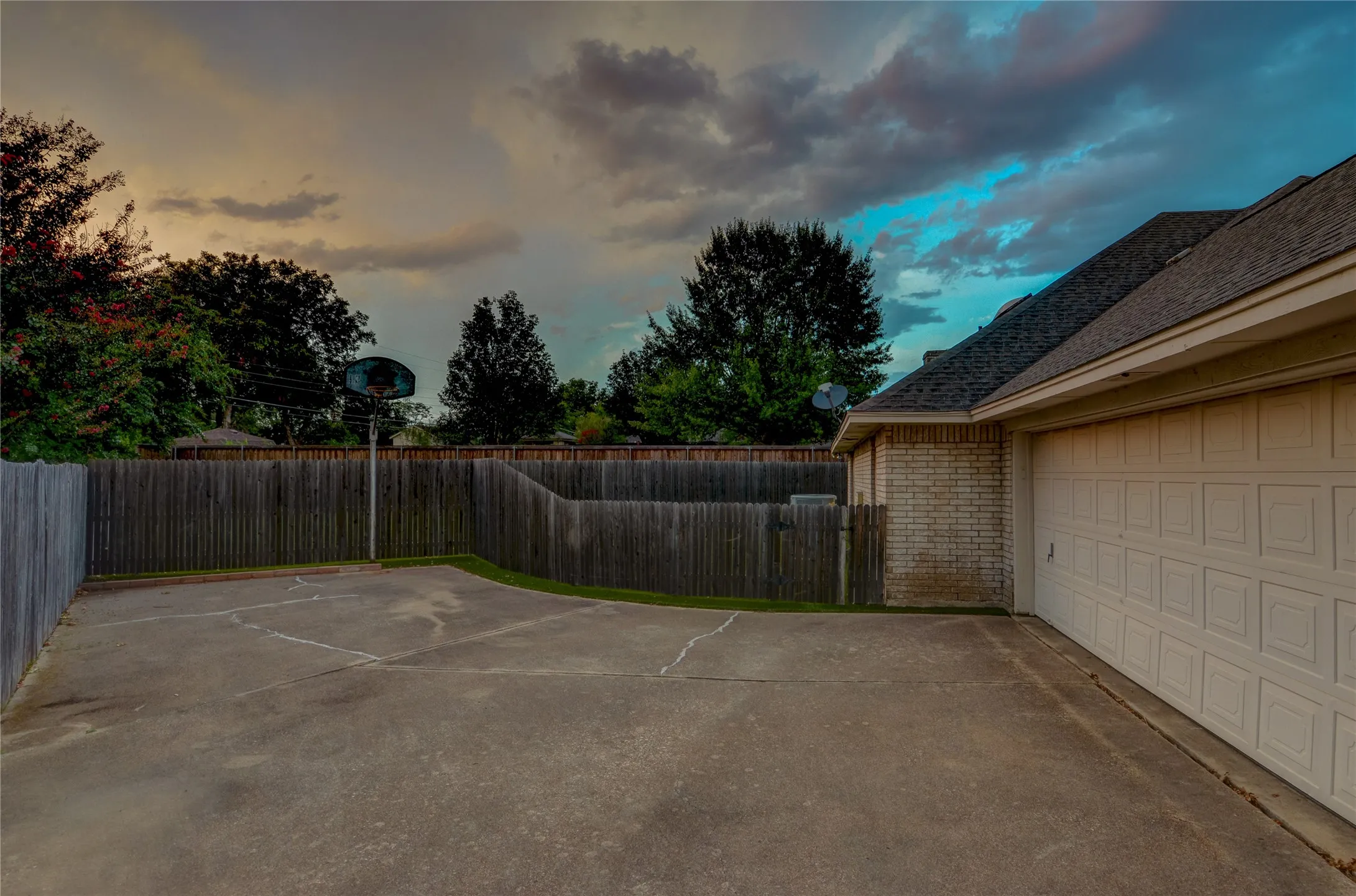 Single Family Residence For Sale in Tarrant County , 8240 Saddlebrook Drive, Benbrook, Texas 76116, 3 Bedroom, 3 Bathroom, 2 Garage spaces, 2,340 Sqft, built in 1987, mls#21397777, Real Estate Agent in Benbrook, Homes For Sale in Tarrant county, Homes For Sale in Benbrook, Realtor in Benbrook Texas, Real Estate Brokerage Independent Realty Texas, Luminita Cordes Realtor