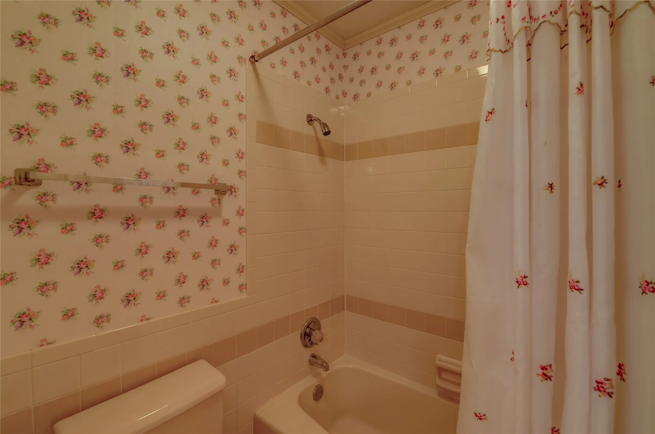Single Family Residence For Sale in Tarrant County , 8240 Saddlebrook Drive, Benbrook, Texas 76116, 3 Bedroom, 3 Bathroom, 2 Garage spaces, 2,340 Sqft, built in 1987, mls#21397777, Real Estate Agent in Benbrook, Homes For Sale in Tarrant county, Homes For Sale in Benbrook, Realtor in Benbrook Texas, Real Estate Brokerage Independent Realty Texas, Luminita Cordes Realtor