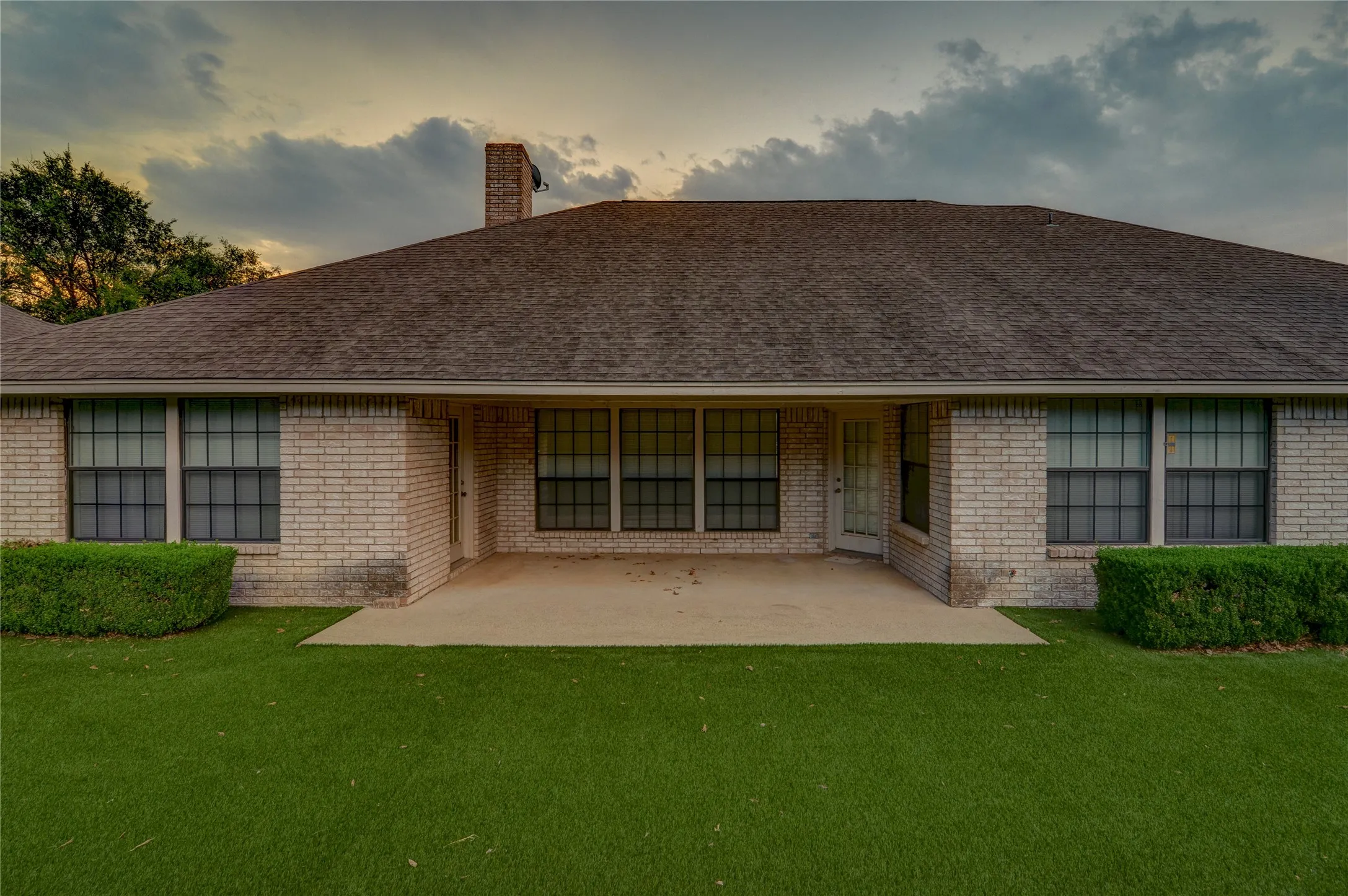 Single Family Residence For Sale in Tarrant County , 8240 Saddlebrook Drive, Benbrook, Texas 76116, 3 Bedroom, 3 Bathroom, 2 Garage spaces, 2,340 Sqft, built in 1987, mls#21397777, Real Estate Agent in Benbrook, Homes For Sale in Tarrant county, Homes For Sale in Benbrook, Realtor in Benbrook Texas, Real Estate Brokerage Independent Realty Texas, Luminita Cordes Realtor