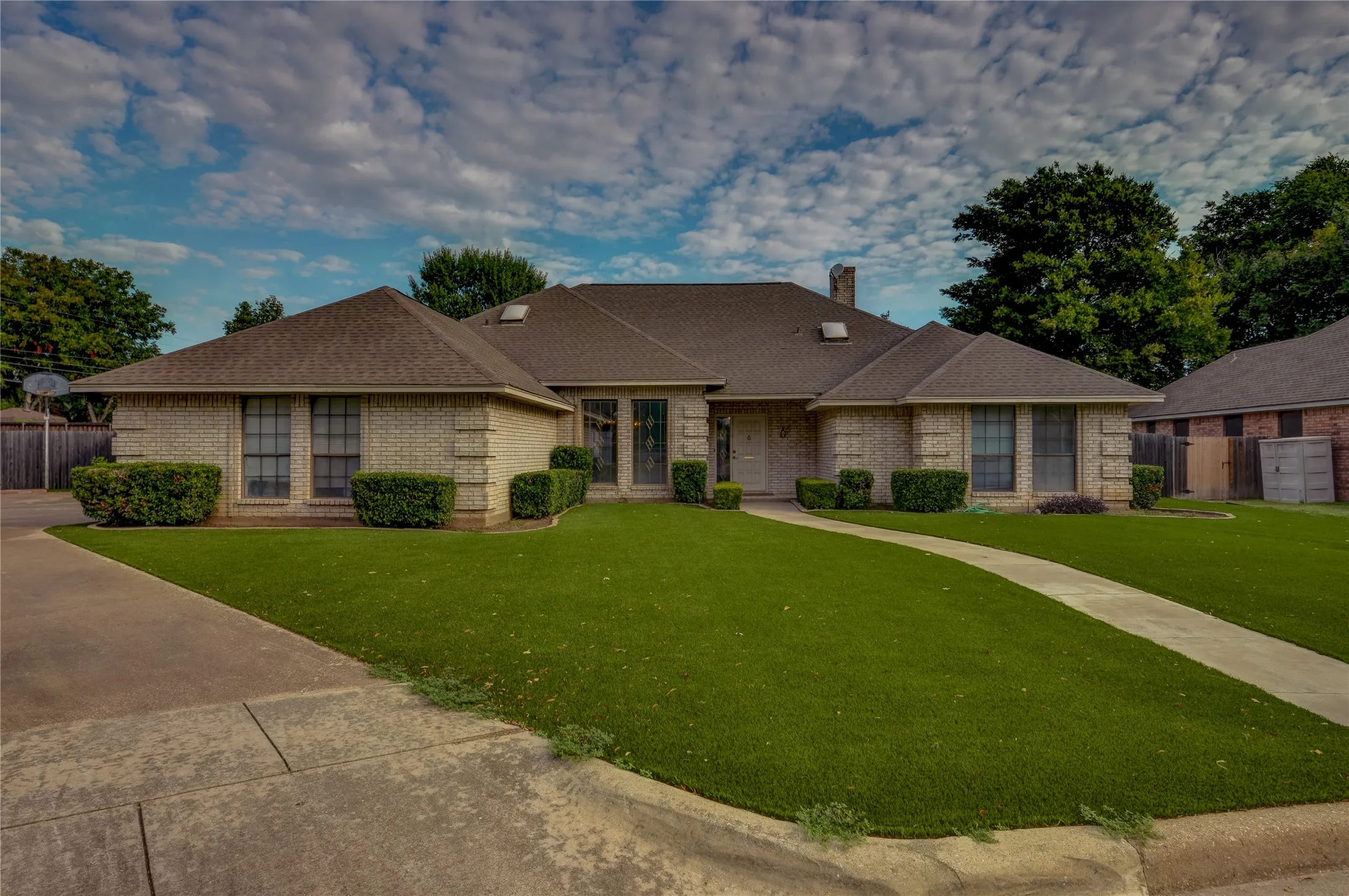 Single Family Residence For Sale in Tarrant County , 8240 Saddlebrook Drive, Benbrook, Texas 76116, 3 Bedroom, 3 Bathroom, 2 Garage spaces, 2,340 Sqft, built in 1987, mls#21397777, Real Estate Agent in Benbrook, Homes For Sale in Tarrant county, Homes For Sale in Benbrook, Realtor in Benbrook Texas, Real Estate Brokerage Independent Realty Texas, Luminita Cordes Realtor