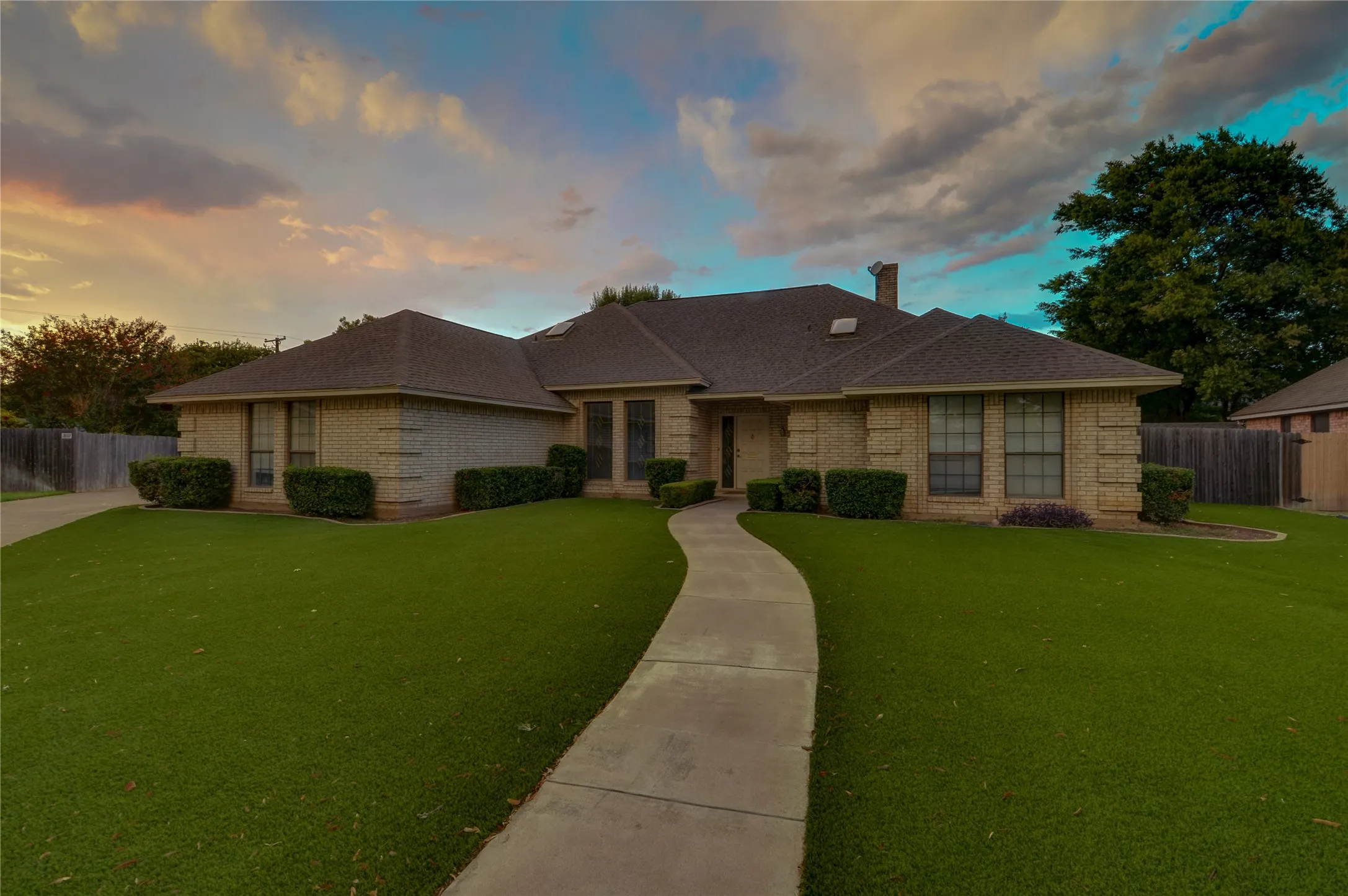 Single Family Residence For Sale in Tarrant County , 8240 Saddlebrook Drive, Benbrook, Texas 76116, 3 Bedroom, 3 Bathroom, 2 Garage spaces, 2,340 Sqft, built in 1987, mls#21397777, Real Estate Agent in Benbrook, Homes For Sale in Tarrant county, Homes For Sale in Benbrook, Realtor in Benbrook Texas, Real Estate Brokerage Independent Realty Texas, Luminita Cordes Realtor