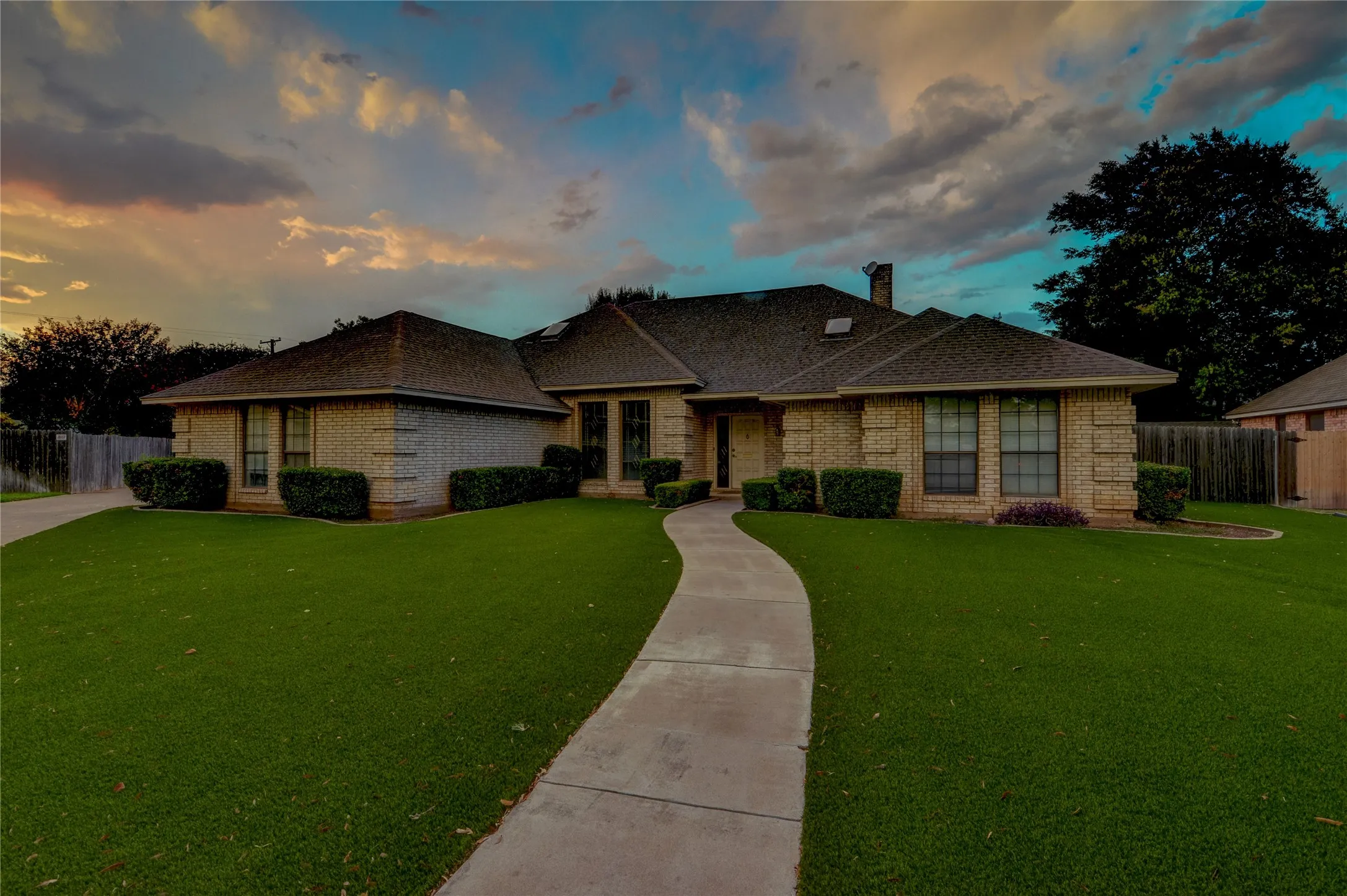 Single Family Residence For Sale in Tarrant County , 8240 Saddlebrook Drive, Benbrook, Texas 76116, 3 Bedroom, 3 Bathroom, 2 Garage spaces, 2,340 Sqft, built in 1987, mls#21397777, Real Estate Agent in Benbrook, Homes For Sale in Tarrant county, Homes For Sale in Benbrook, Realtor in Benbrook Texas, Real Estate Brokerage Independent Realty Texas, Luminita Cordes Realtor